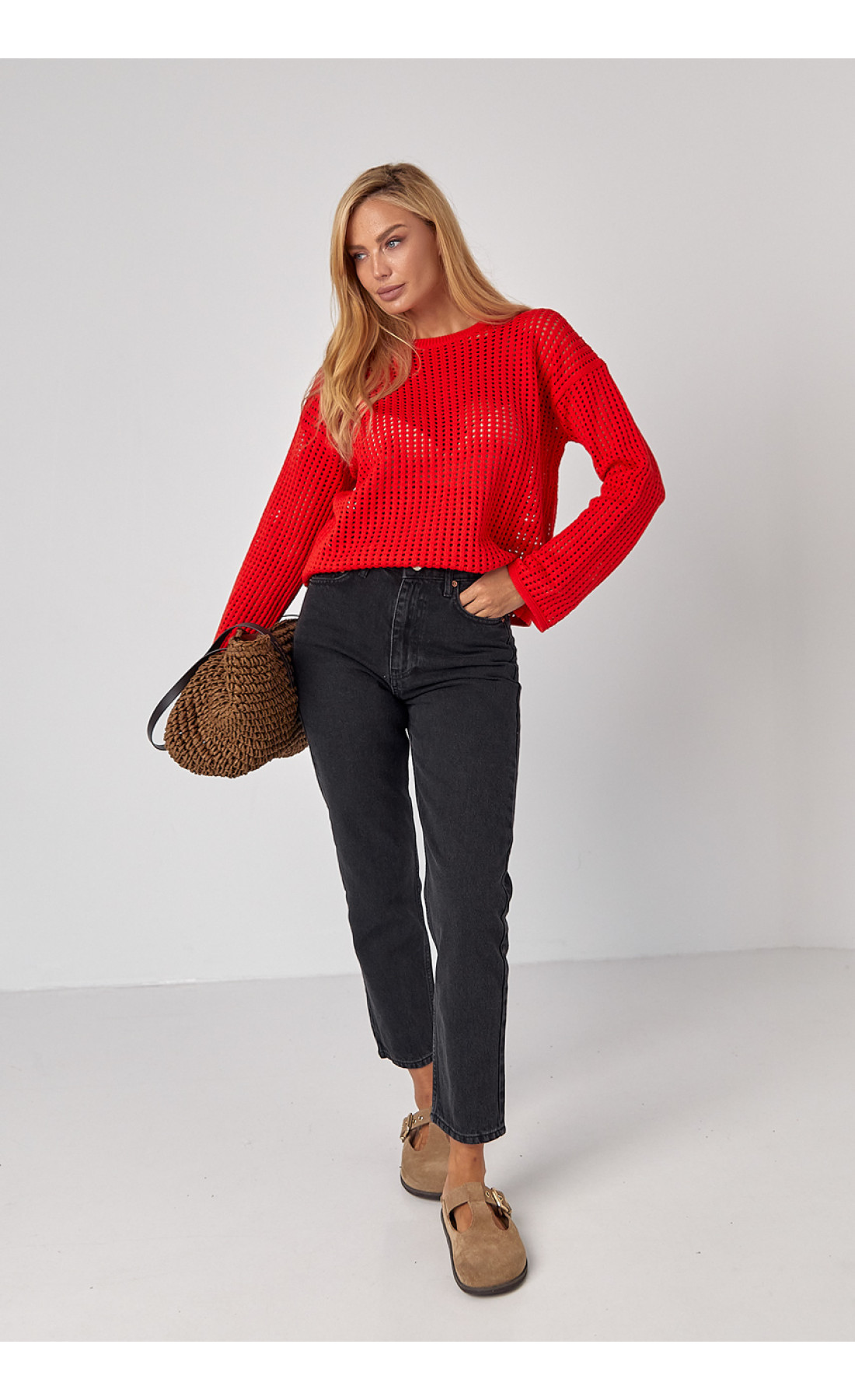 Жіночі жіночі джинси МОМ із рваним декором на кишенях  чорний колір