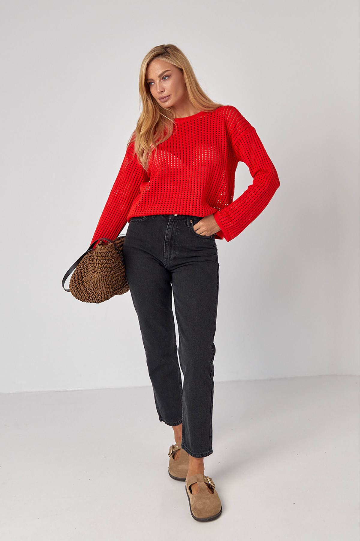 Жіночі жіночі джинси МОМ із рваним декором на кишенях  чорний колір