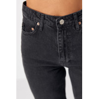 Жіночі жіночі джинси МОМ із рваним декором на кишенях  чорний колір