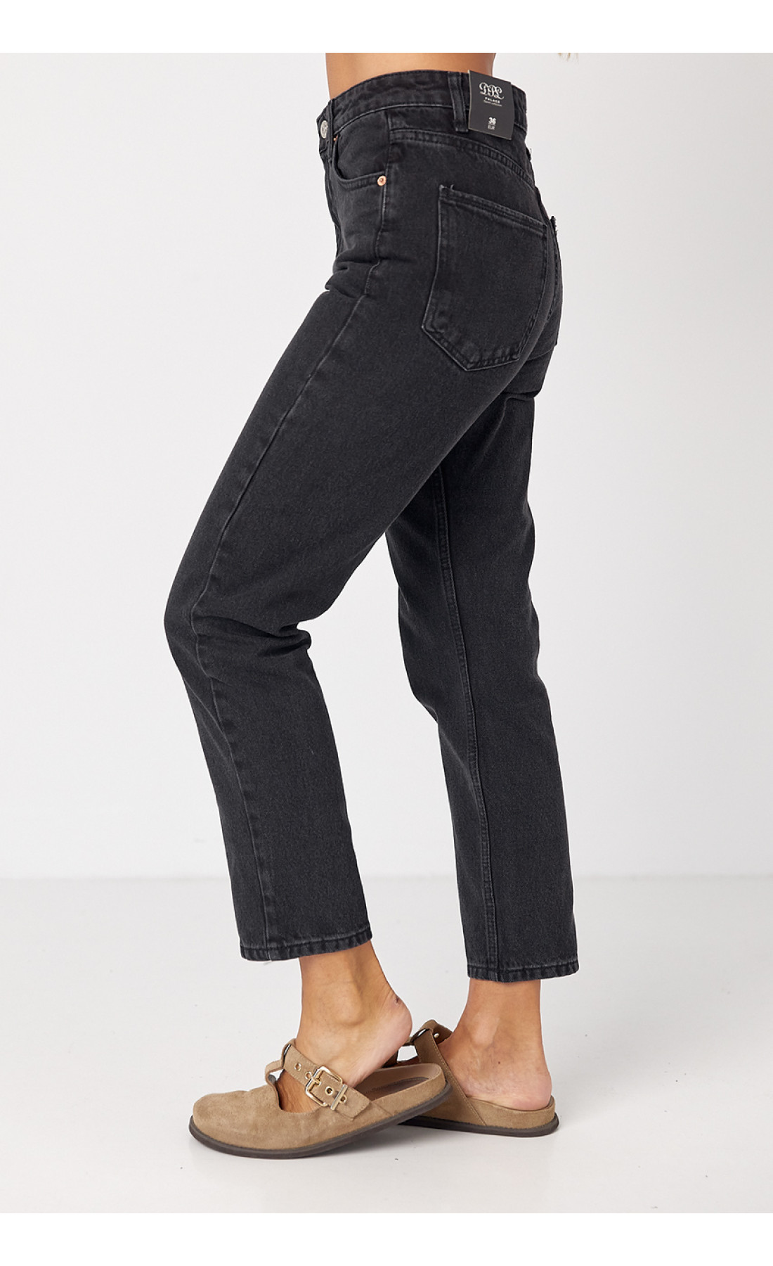 Жіночі жіночі джинси МОМ із рваним декором на кишенях  чорний колір