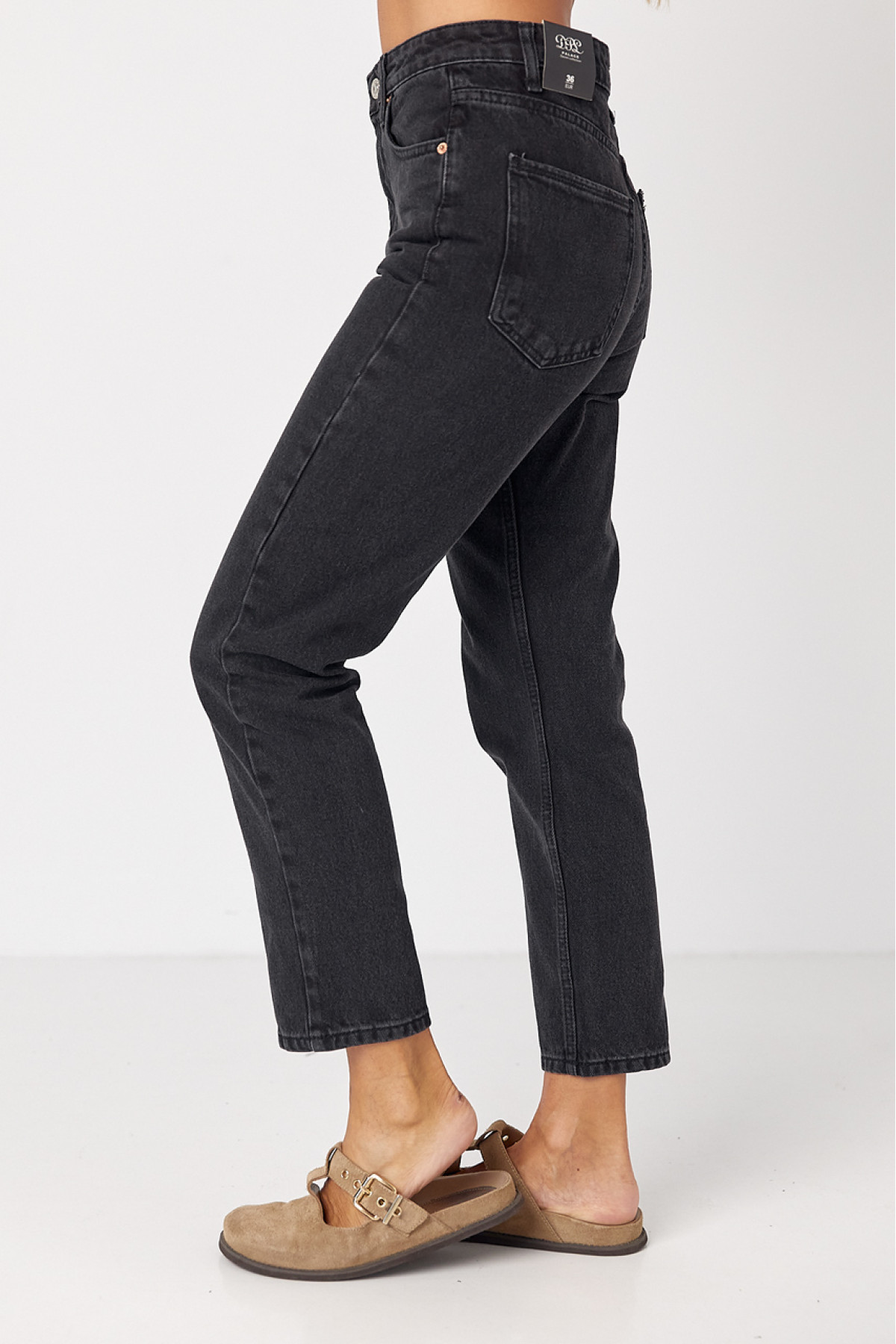 Жіночі жіночі джинси МОМ із рваним декором на кишенях  чорний колір