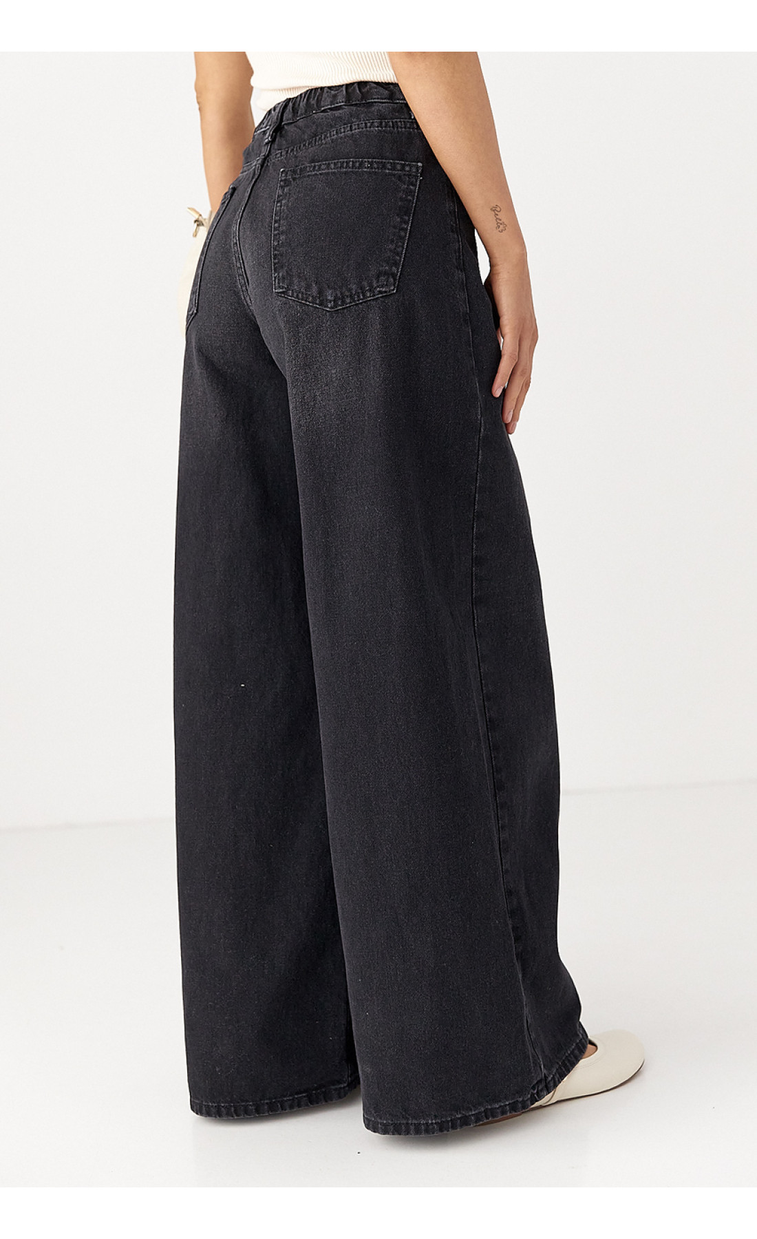 Широкі жіночі джинси  з резинкою на поясі  чорний колір