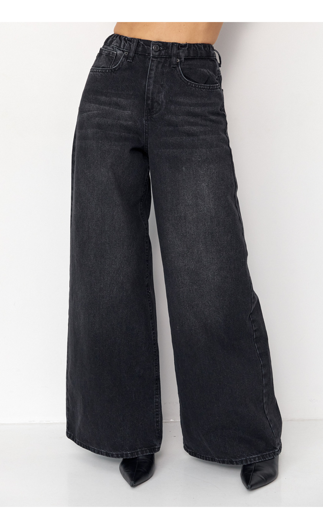 Широкі жіночі джинси  з резинкою на поясі  чорний колір