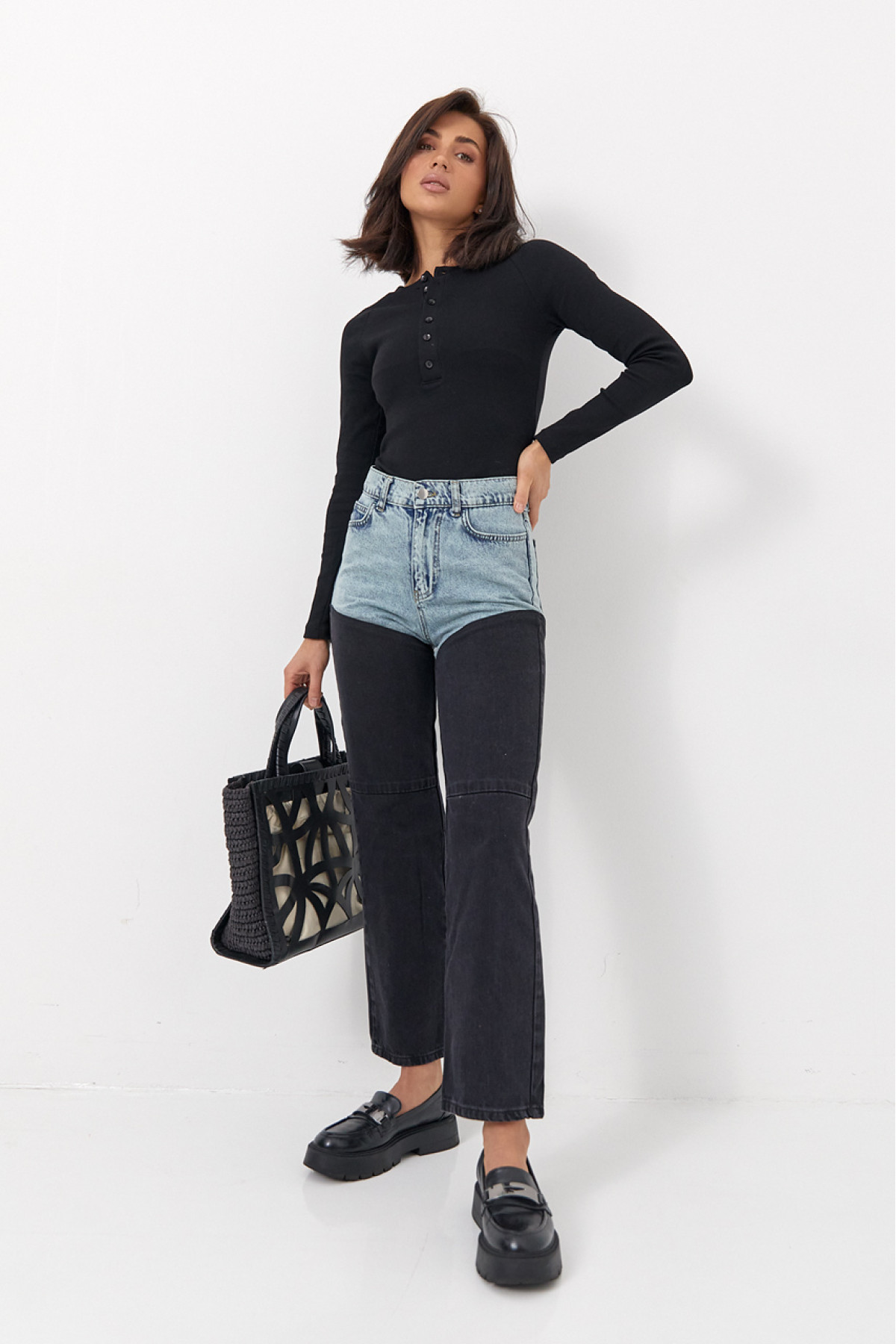 Укорочені двоколірні прямі жіночі джинси  чорний колір