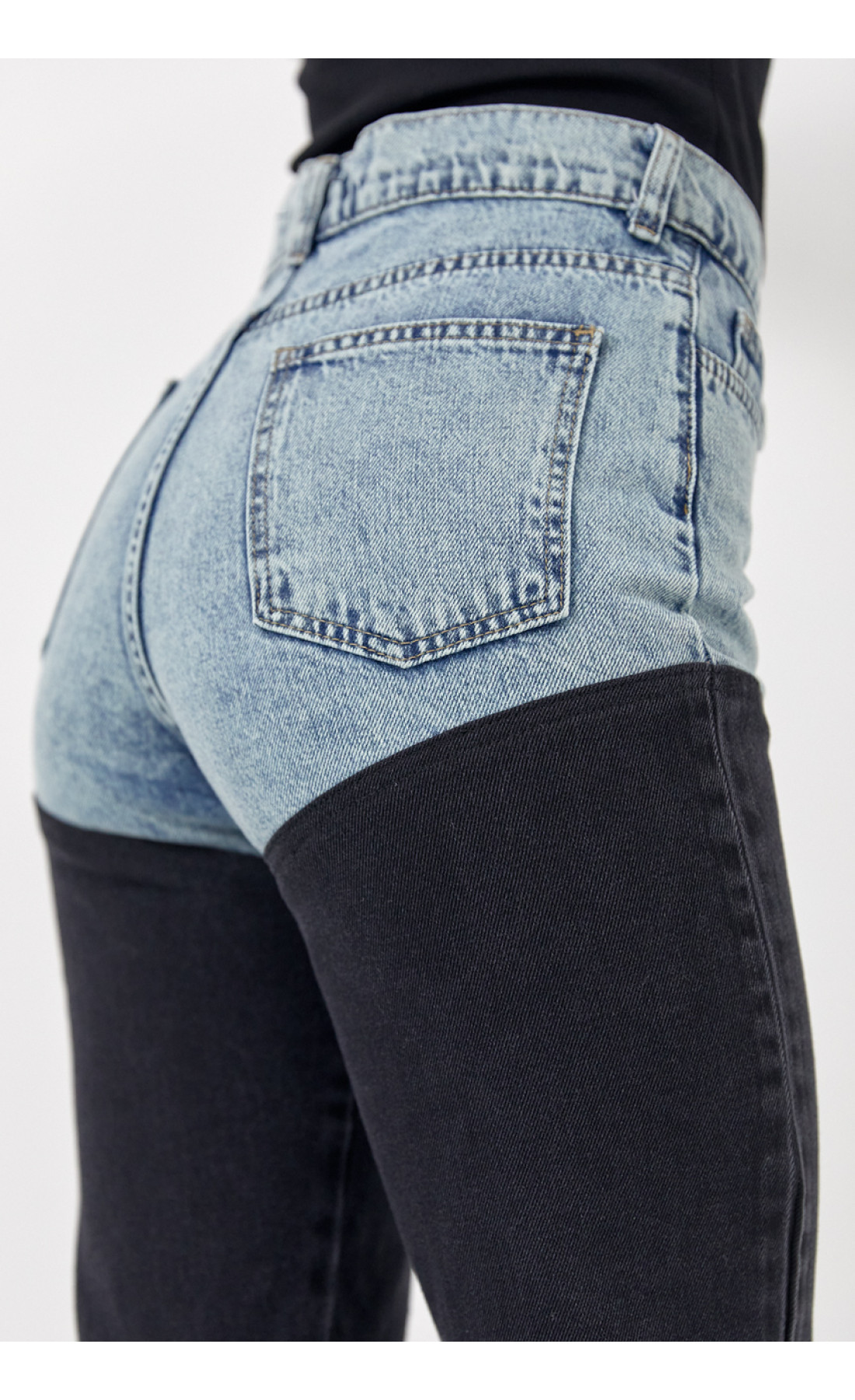 Укорочені двоколірні прямі жіночі джинси  чорний колір