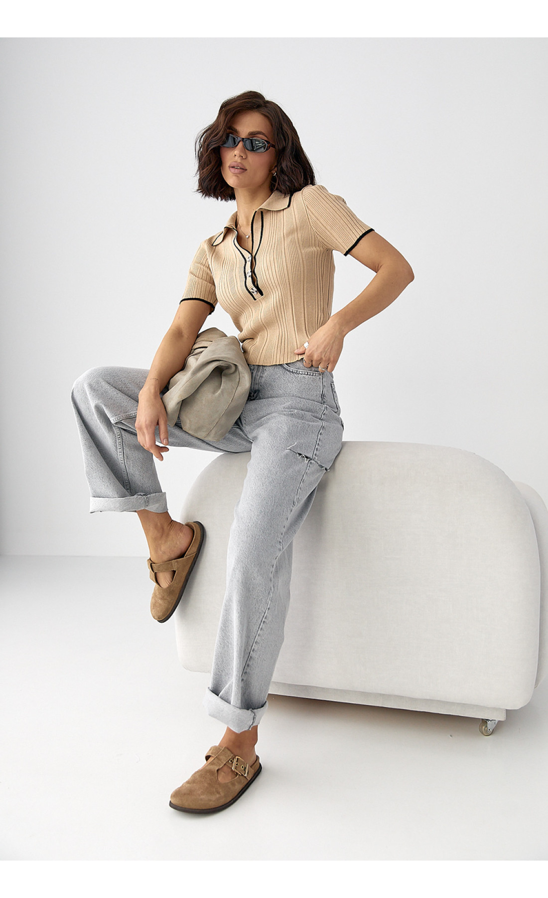 В'язане поло з контрастною окантовкою  світлокоричневий колір