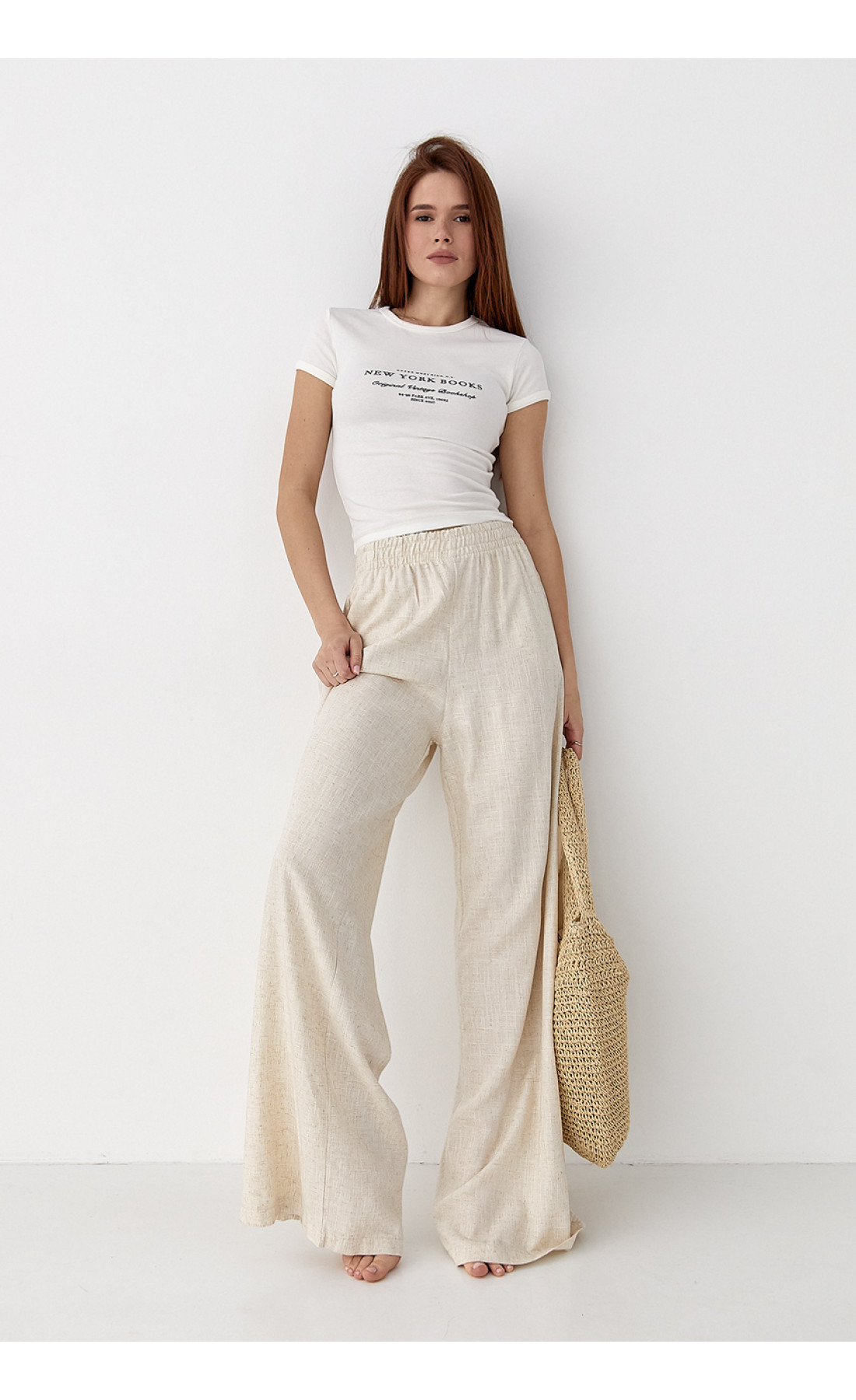 Приталена футболка з принтом  молочний колір