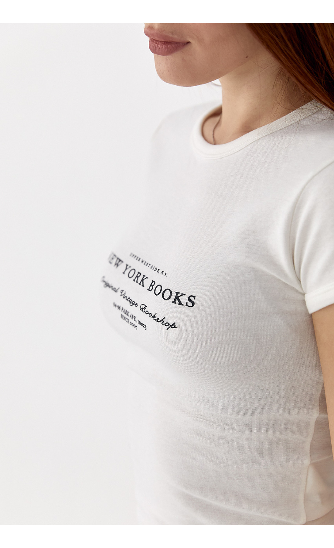 Приталена футболка з принтом  молочний колір