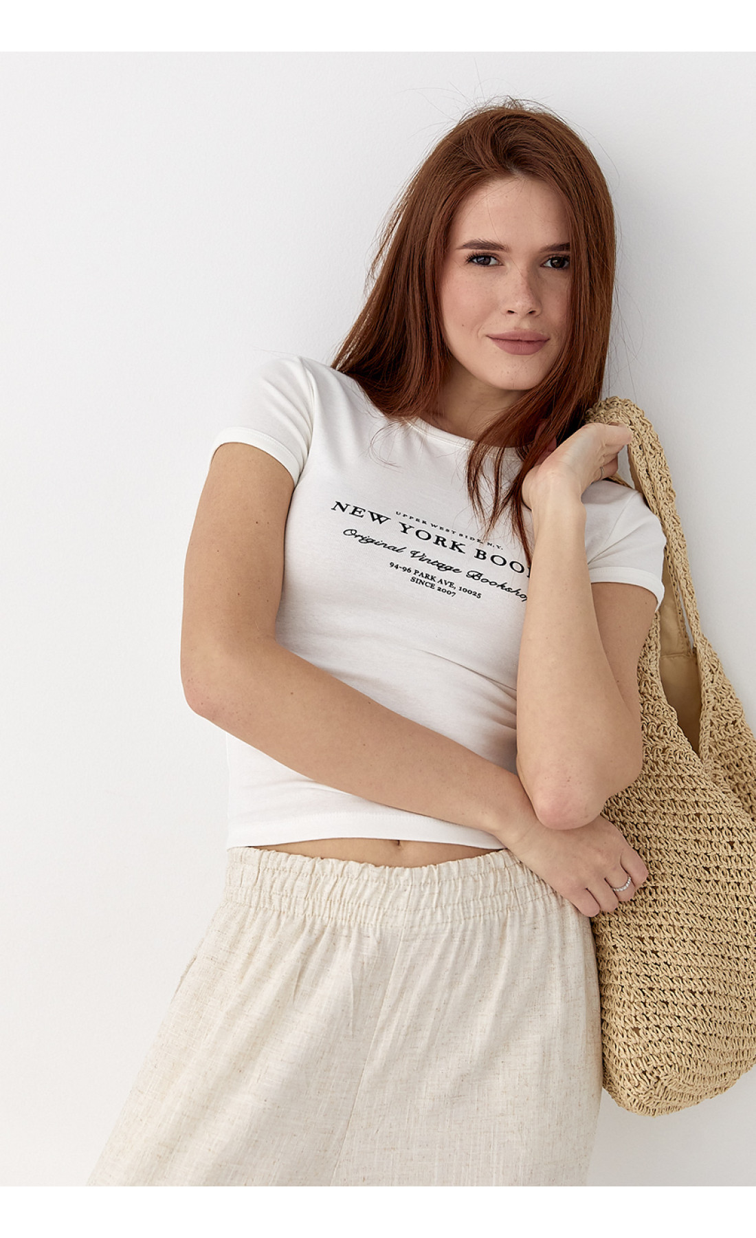 Приталена футболка з принтом  молочний колір