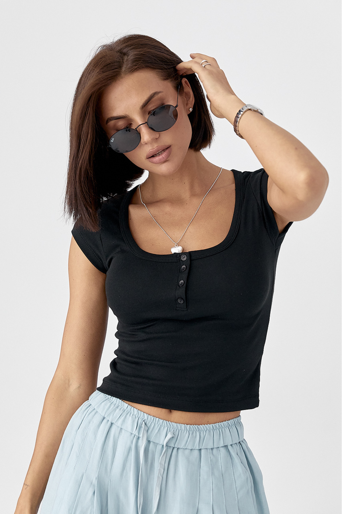 Приталена футболка на ґудзиках  чорний колір