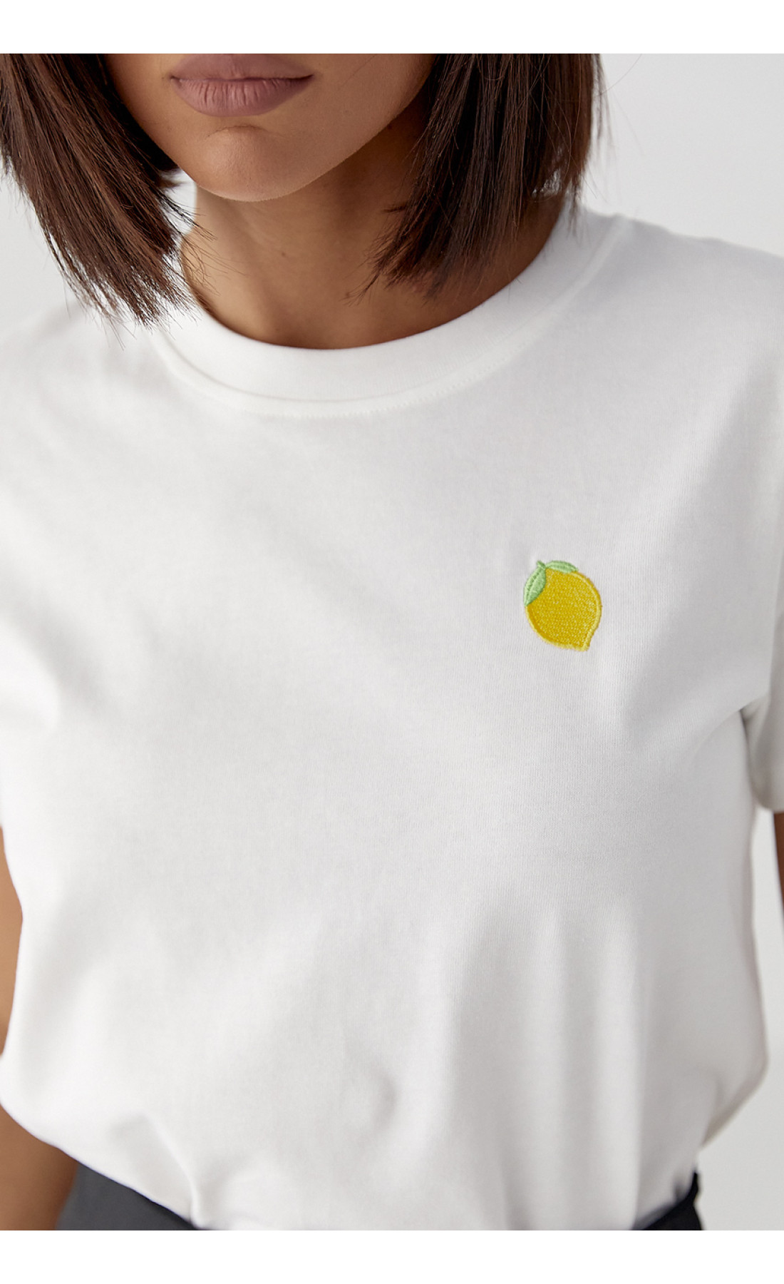 Жіноча футболка з вишитим лимоном  молочний колір