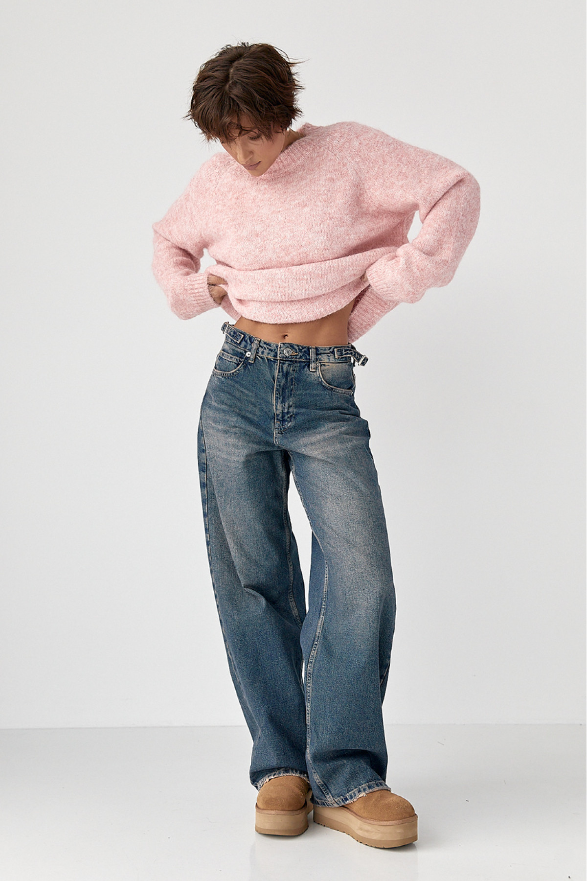 Широкі прямі жіночі джинси з затяжками на поясі  синій колір