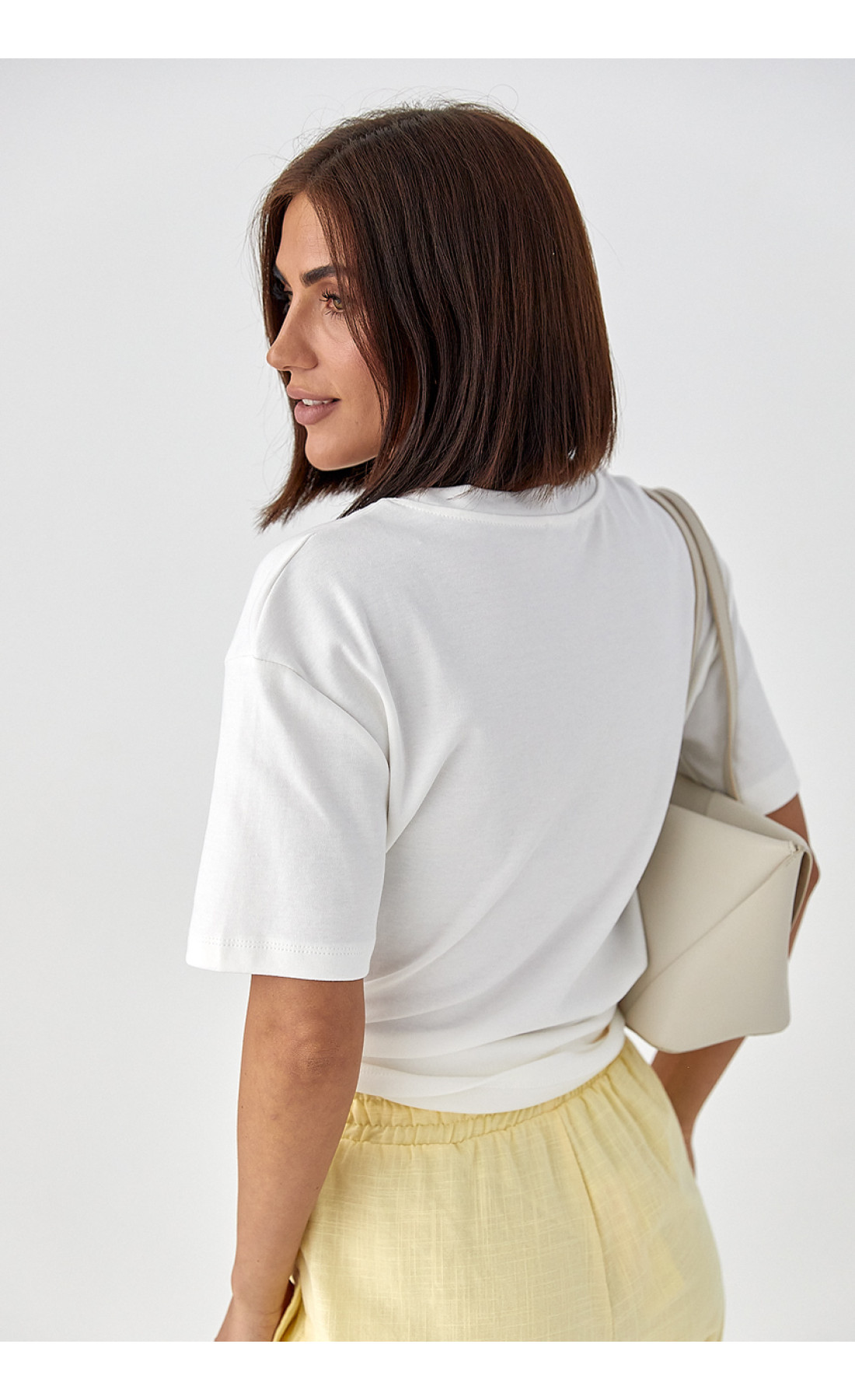 Однотонна футболка з написом Voila  молочний колір