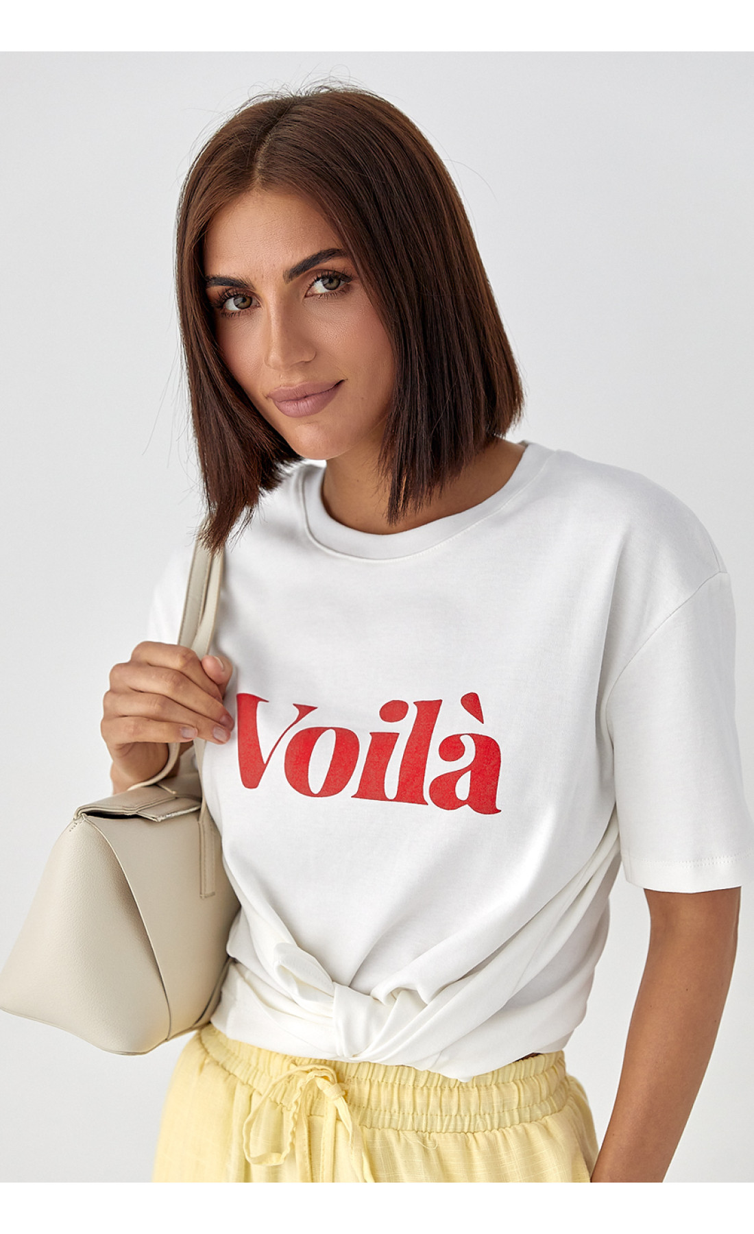 Однотонна футболка з написом Voila  молочний колір