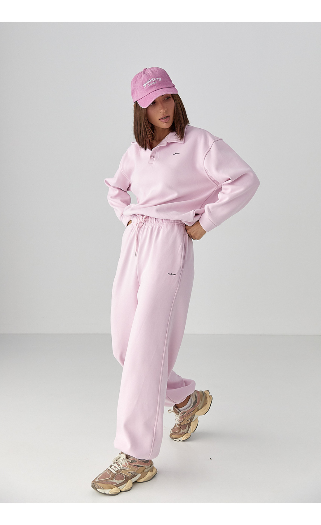 Теплий костюм зі світшотомполо і прямими штанами  рожевий колір