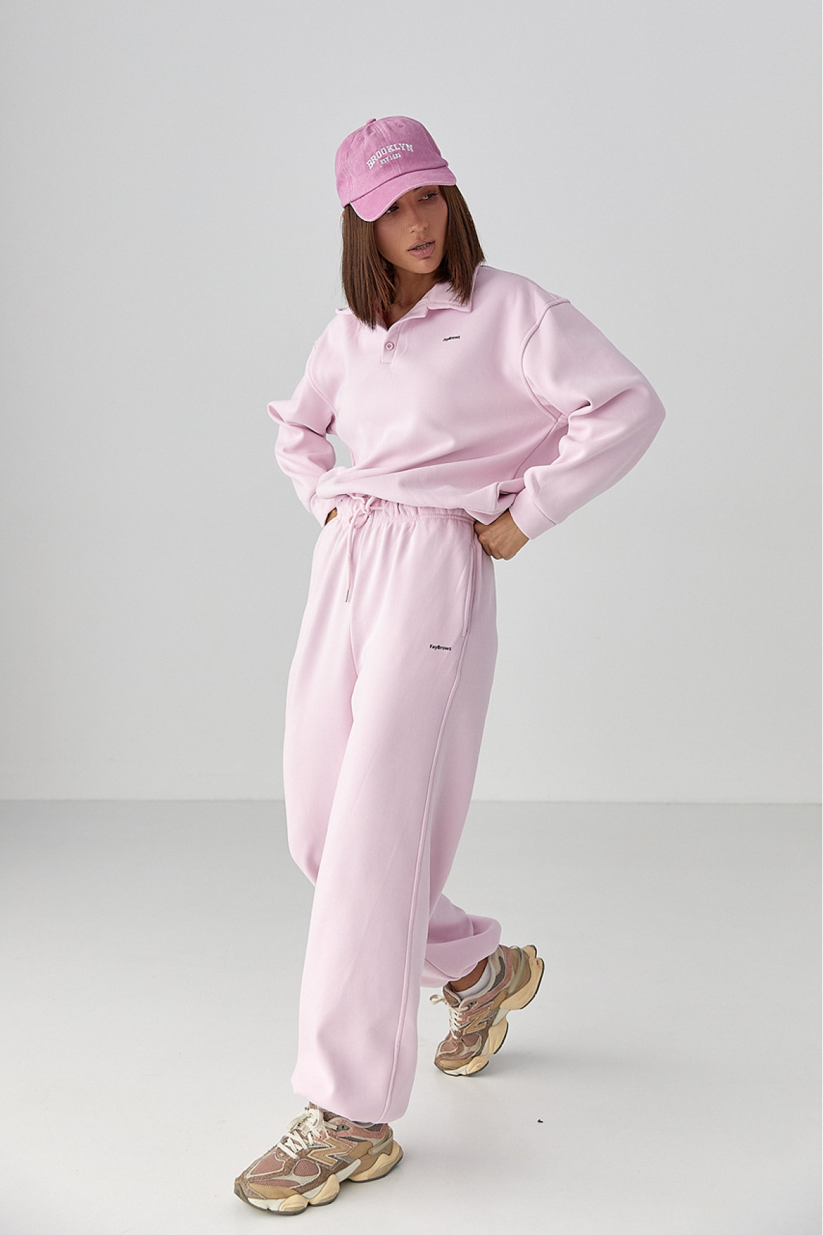 Теплий костюм зі світшотомполо і прямими штанами  рожевий колір