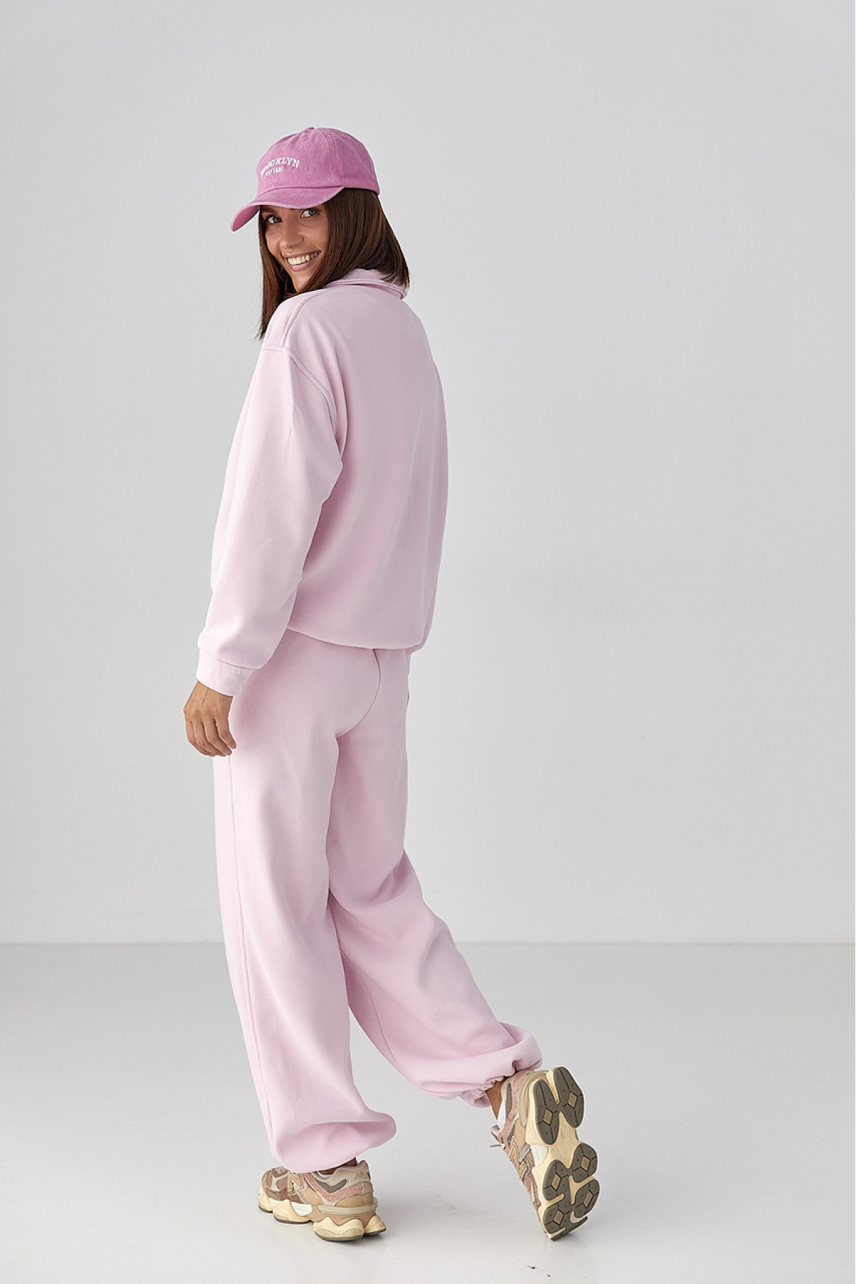 Теплий костюм зі світшотомполо і прямими штанами  рожевий колір