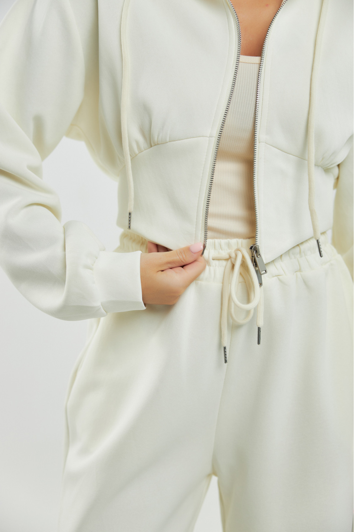 Жіночий спортивний костюм з коротким худі та вільними штанами  кремовий колір