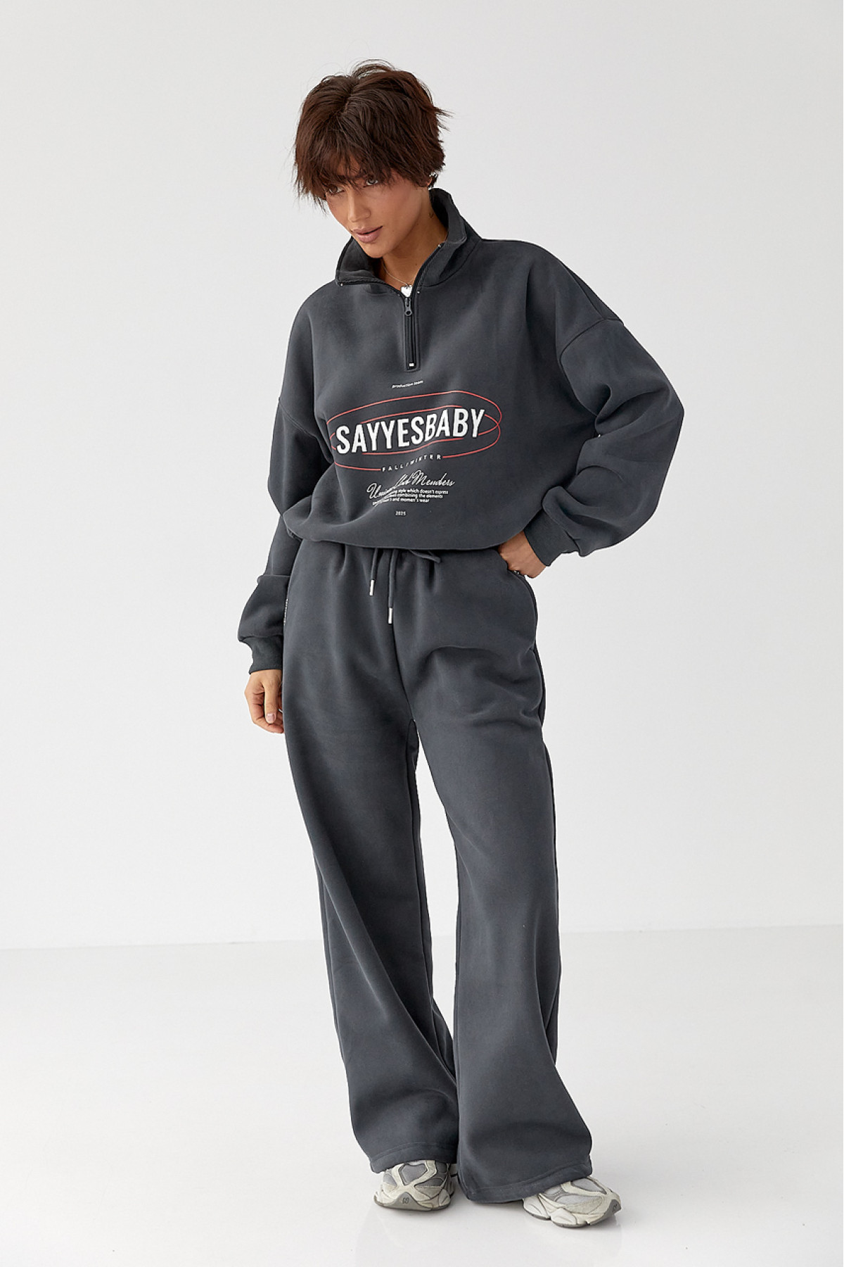 Теплий спортивний костюм із принтом  темносірий колір