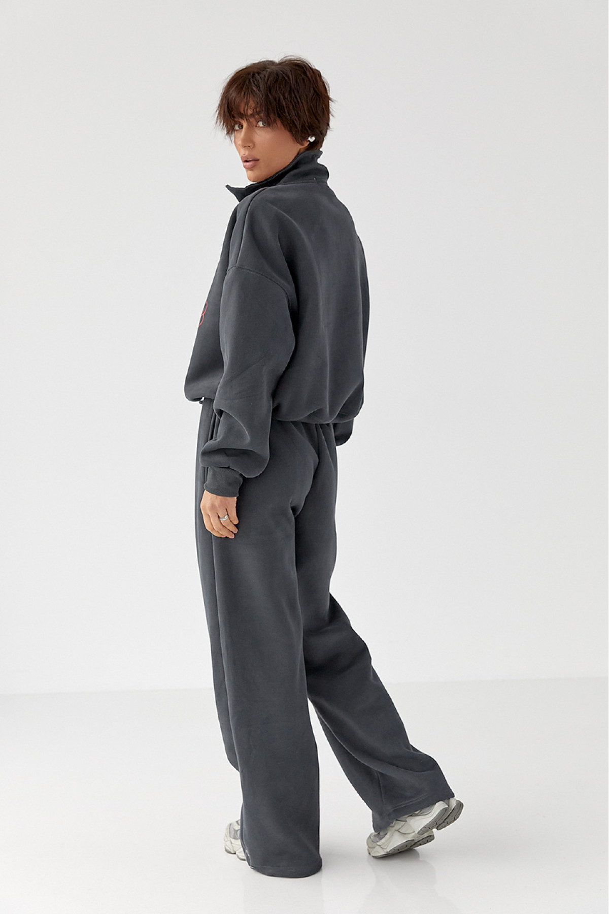 Теплий спортивний костюм із принтом  темносірий колір