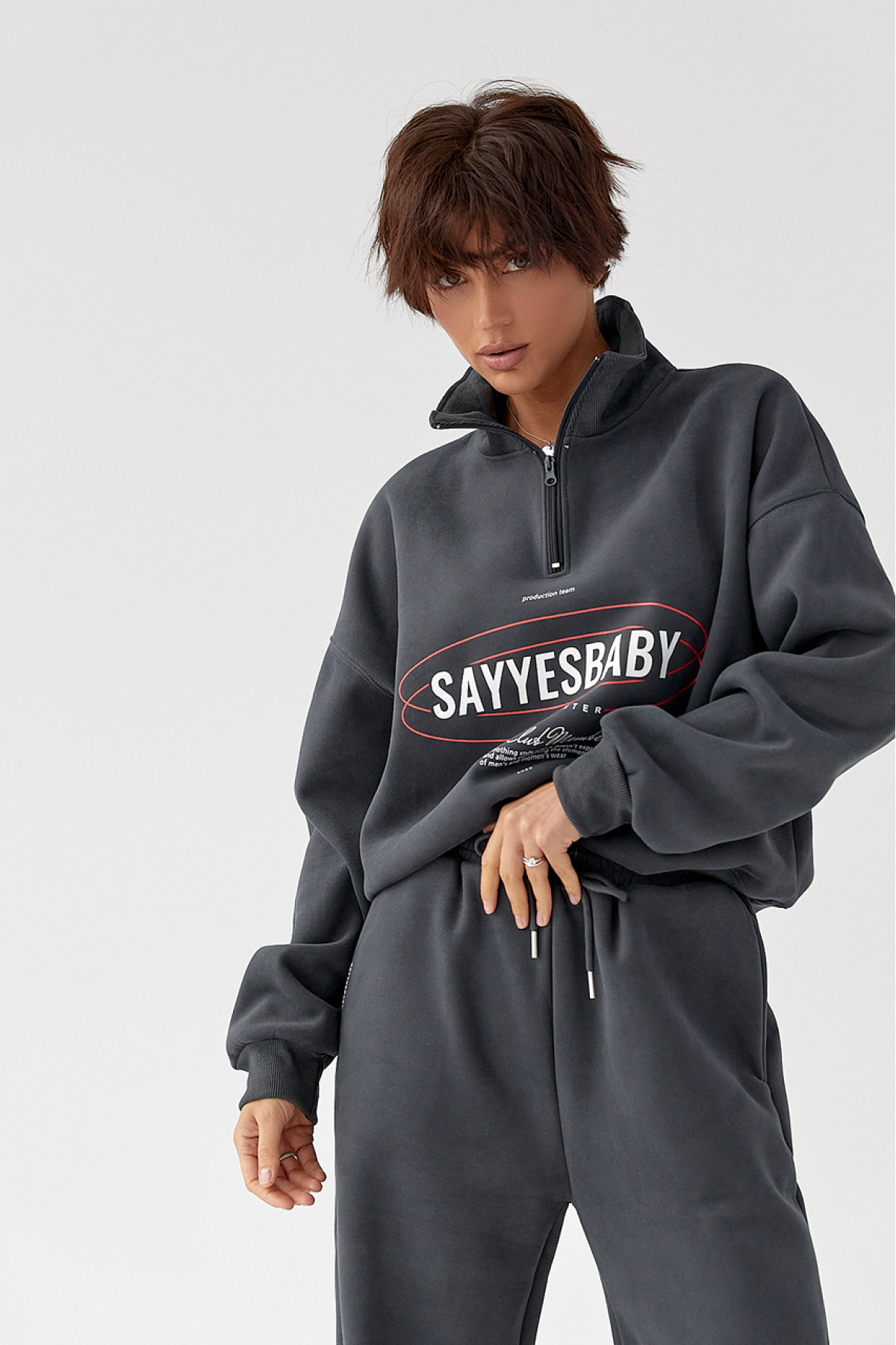 Теплий спортивний костюм із принтом  темносірий колір