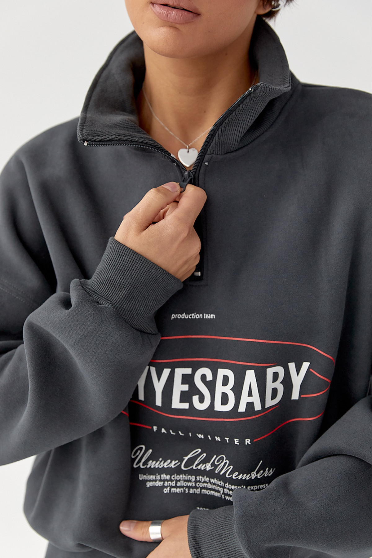 Теплий спортивний костюм із принтом  темносірий колір