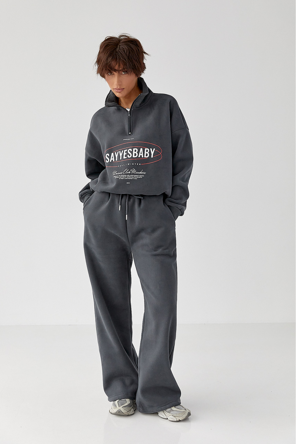 Теплий спортивний костюм із принтом  темносірий колір