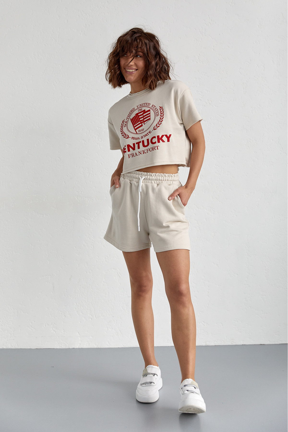 Жіночий спортивний комплект із шортами та футболкою  бежевий колір