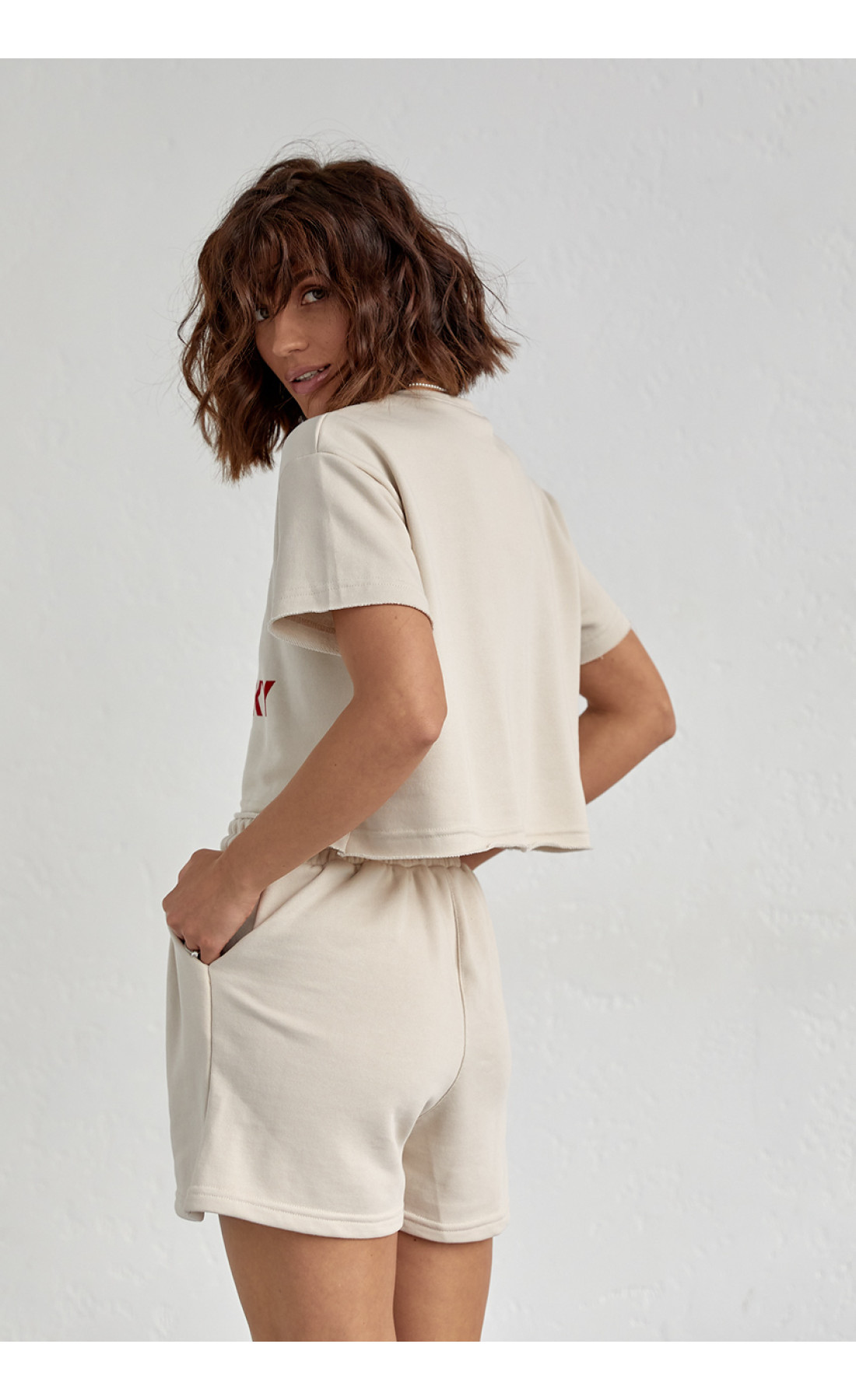 Жіночий спортивний комплект із шортами та футболкою  бежевий колір