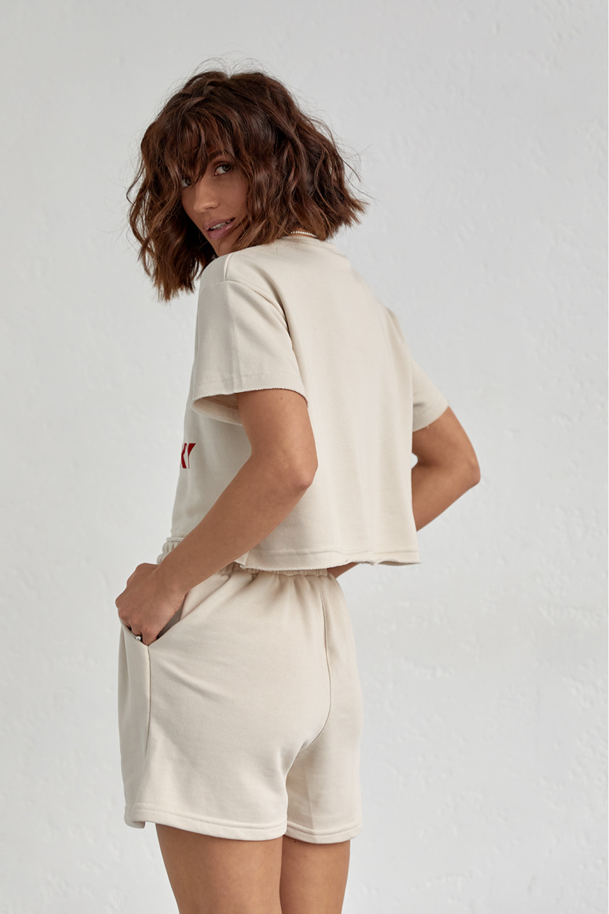 Жіночий спортивний комплект із шортами та футболкою  бежевий колір