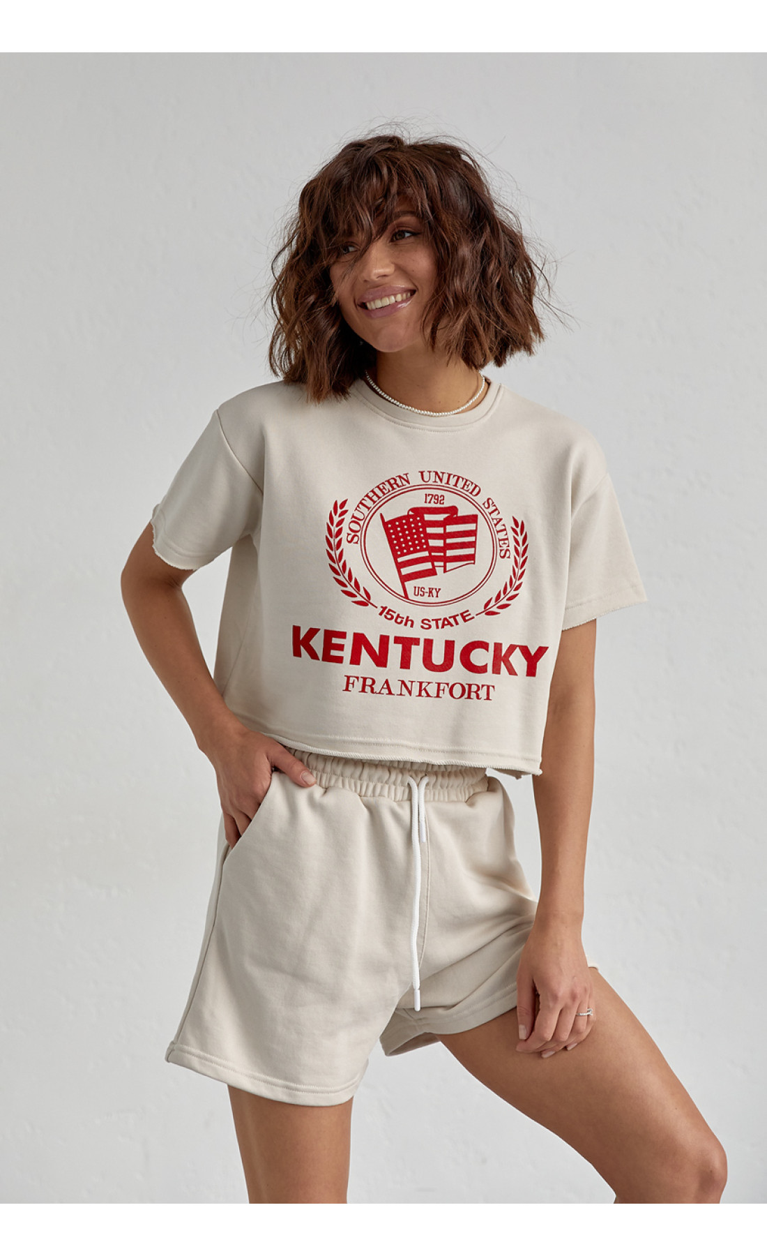 Жіночий спортивний комплект із шортами та футболкою  бежевий колір