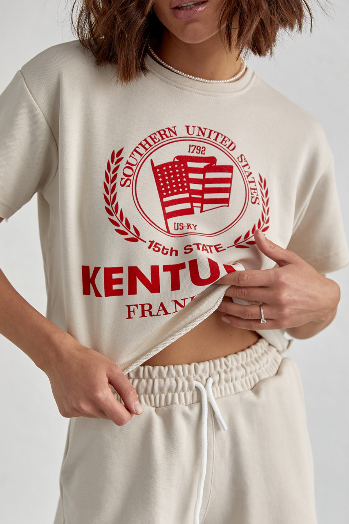 Жіночий спортивний комплект із шортами та футболкою  бежевий колір