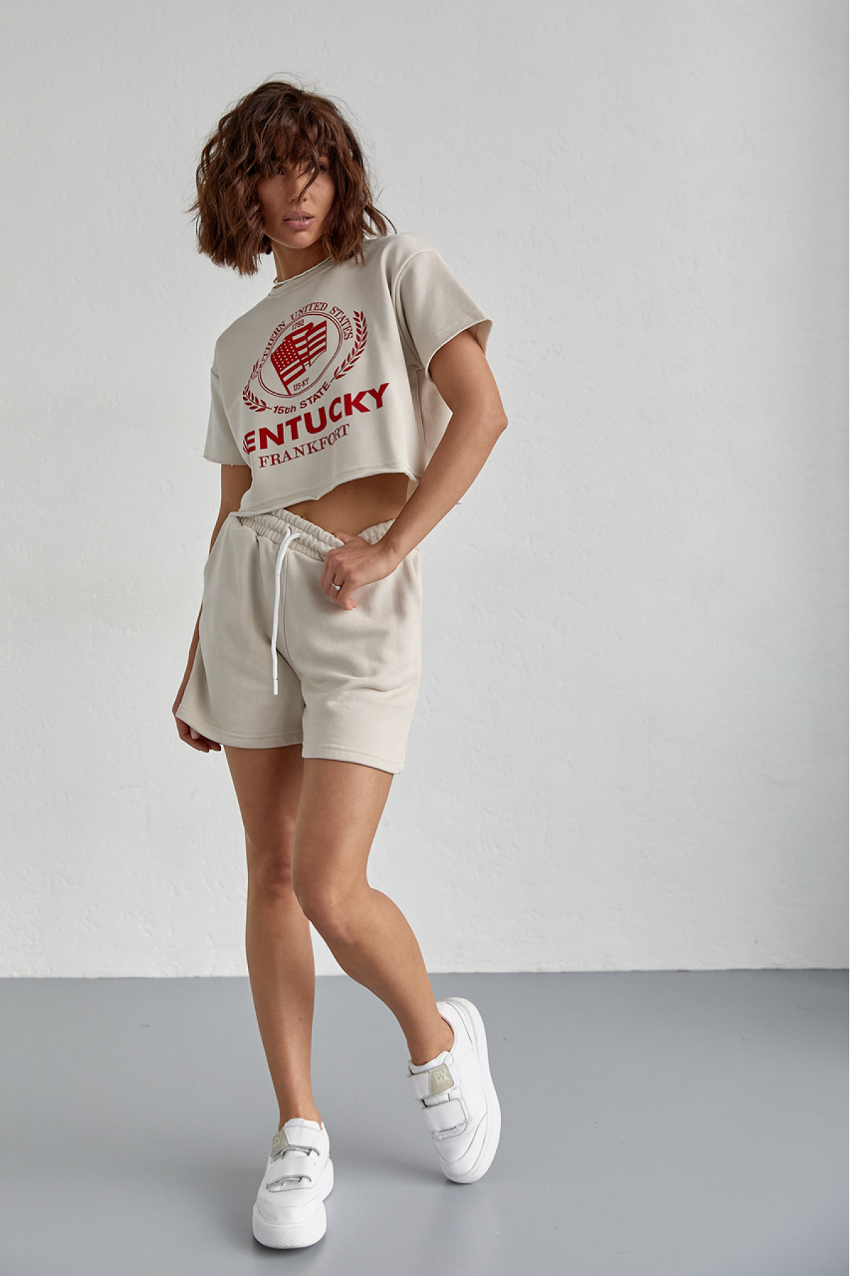 Жіночий спортивний комплект із шортами та футболкою  бежевий колір