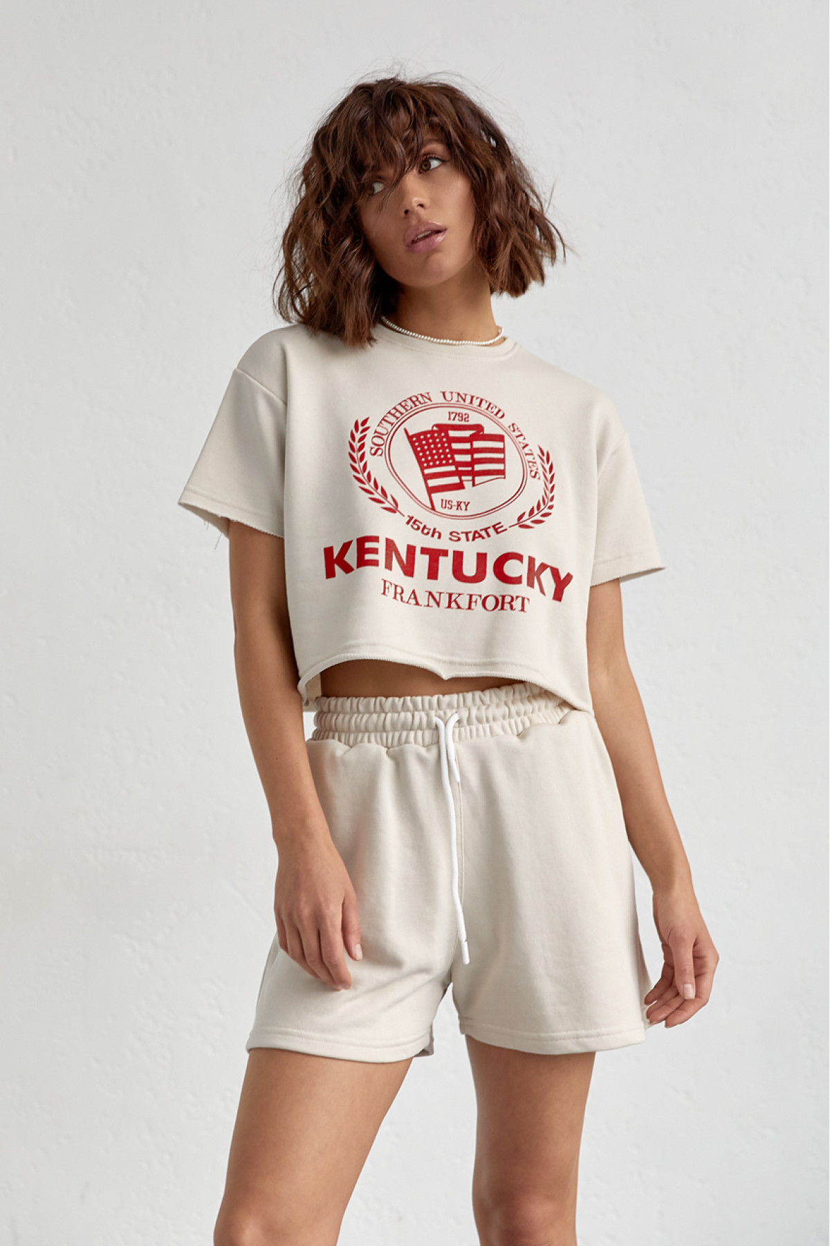 Жіночий спортивний комплект із шортами та футболкою  бежевий колір