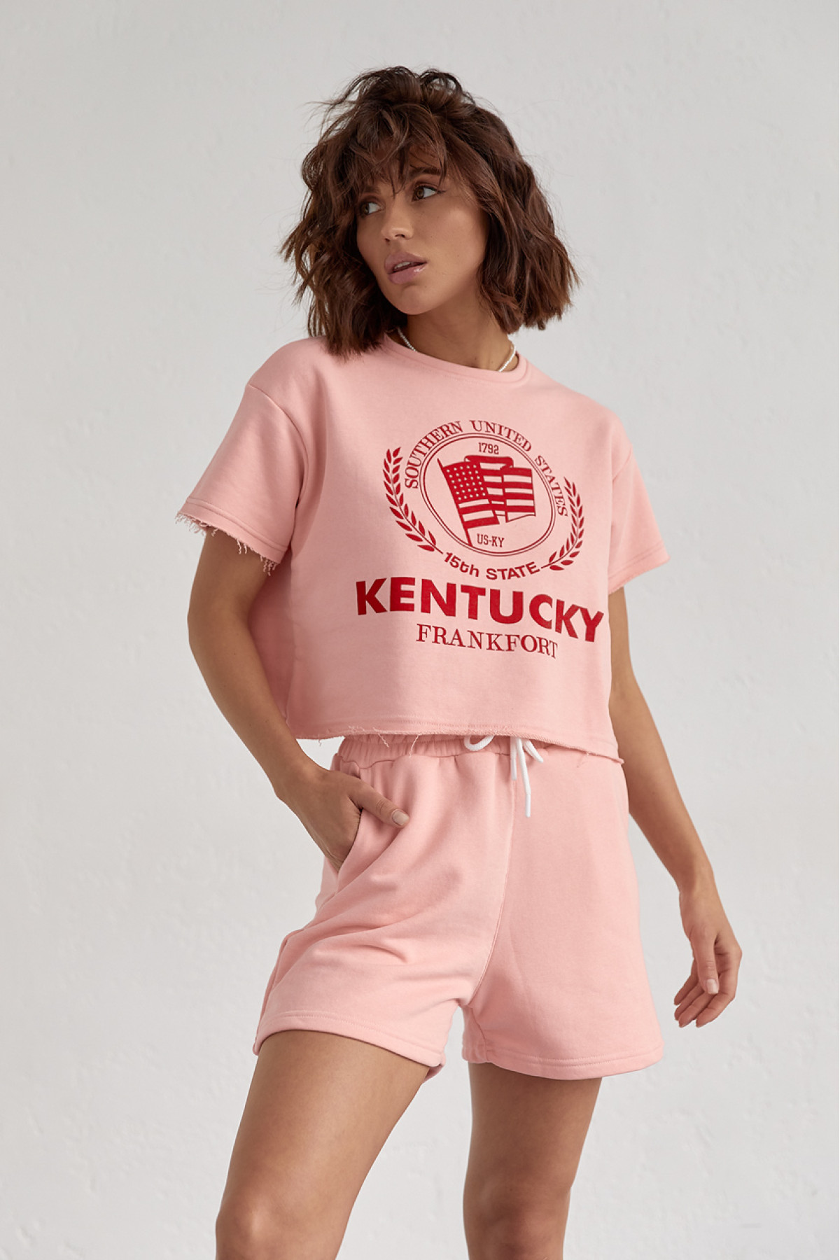 Жіночий спортивний комплект із шортами та футболкою  пудра колір