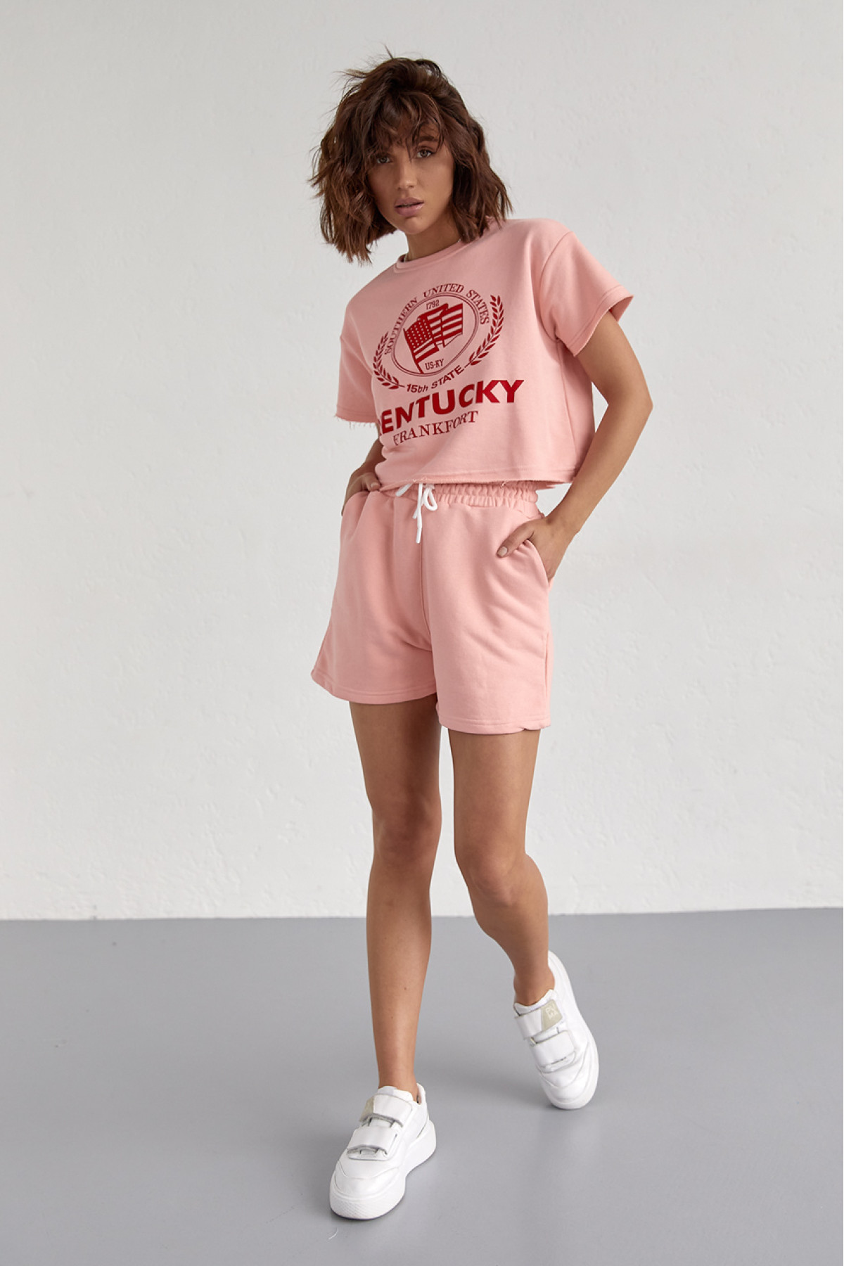 Жіночий спортивний комплект із шортами та футболкою  пудра колір