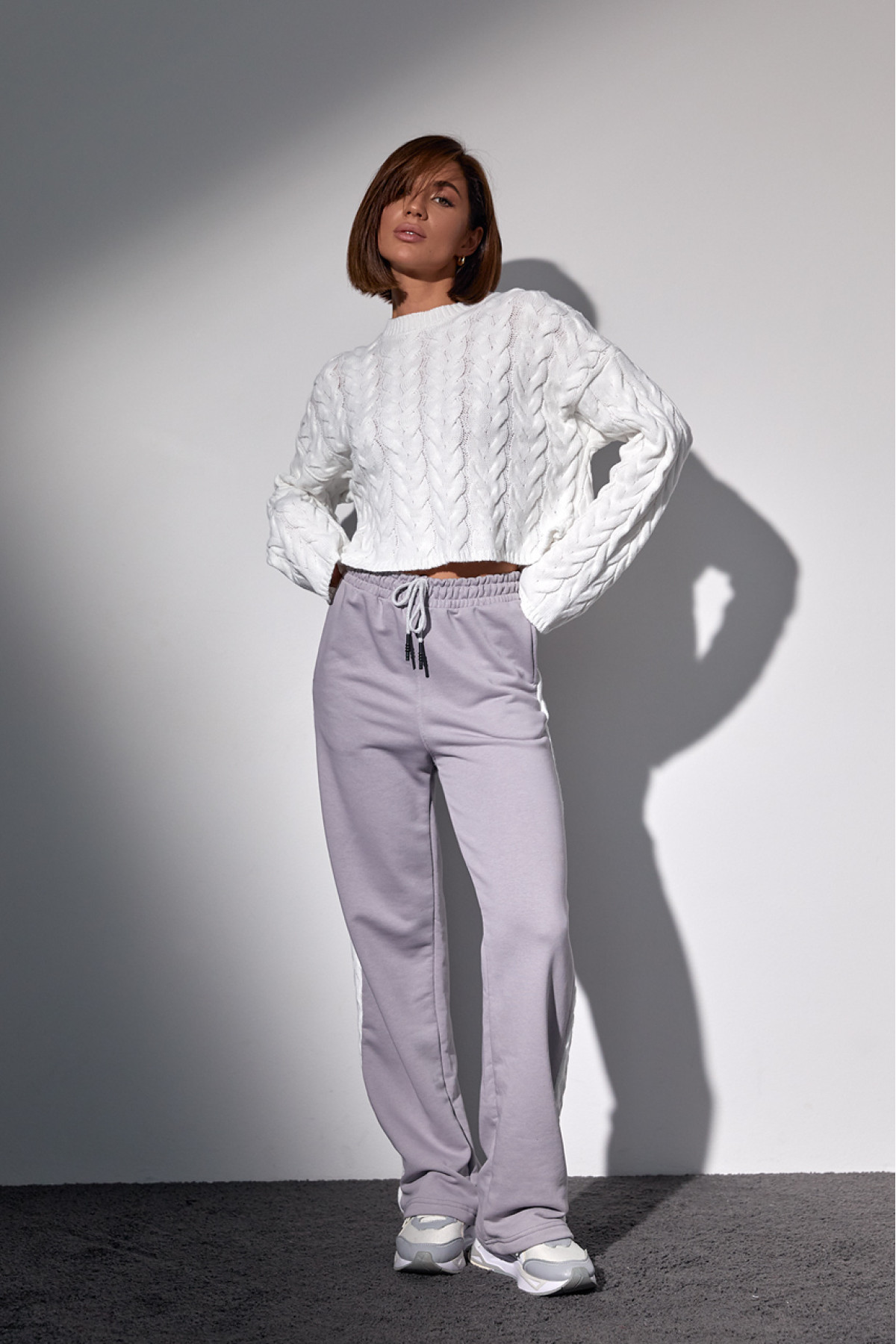 Костюмдвійка з в'язаною кофтою в косички та трикотажними штанами  світлосірий колір