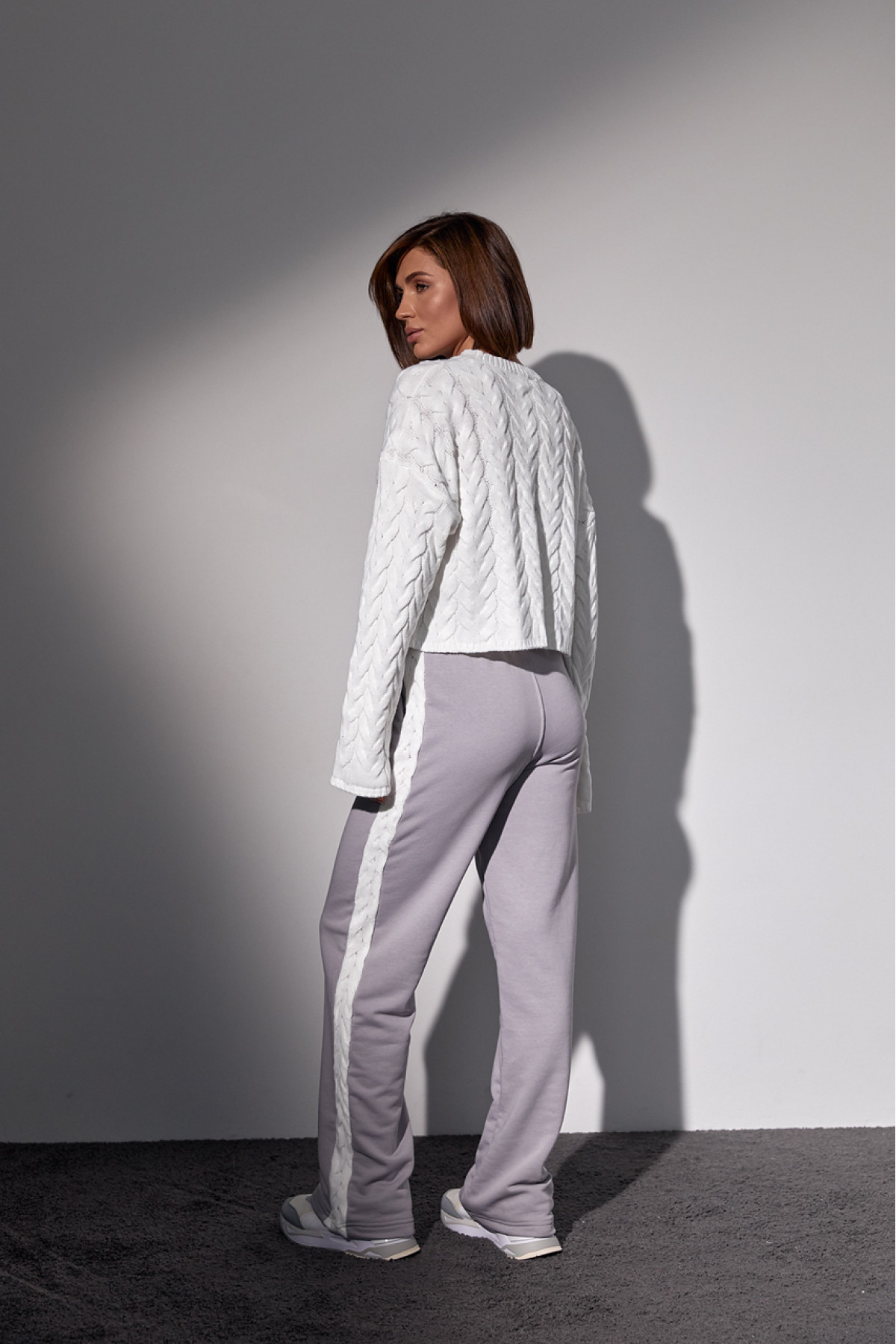 Костюмдвійка з в'язаною кофтою в косички та трикотажними штанами  світлосірий колір