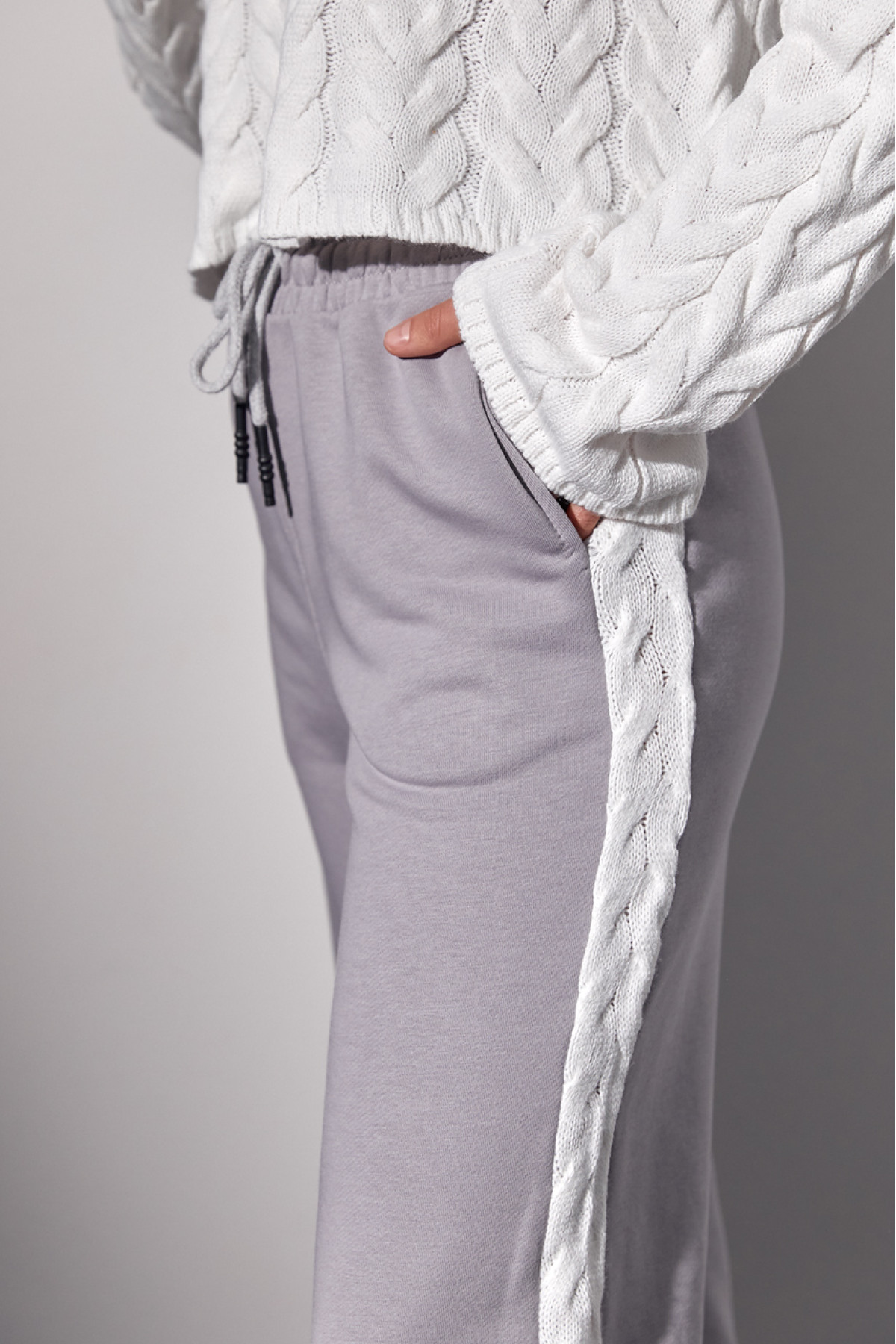 Костюмдвійка з в'язаною кофтою в косички та трикотажними штанами  світлосірий колір