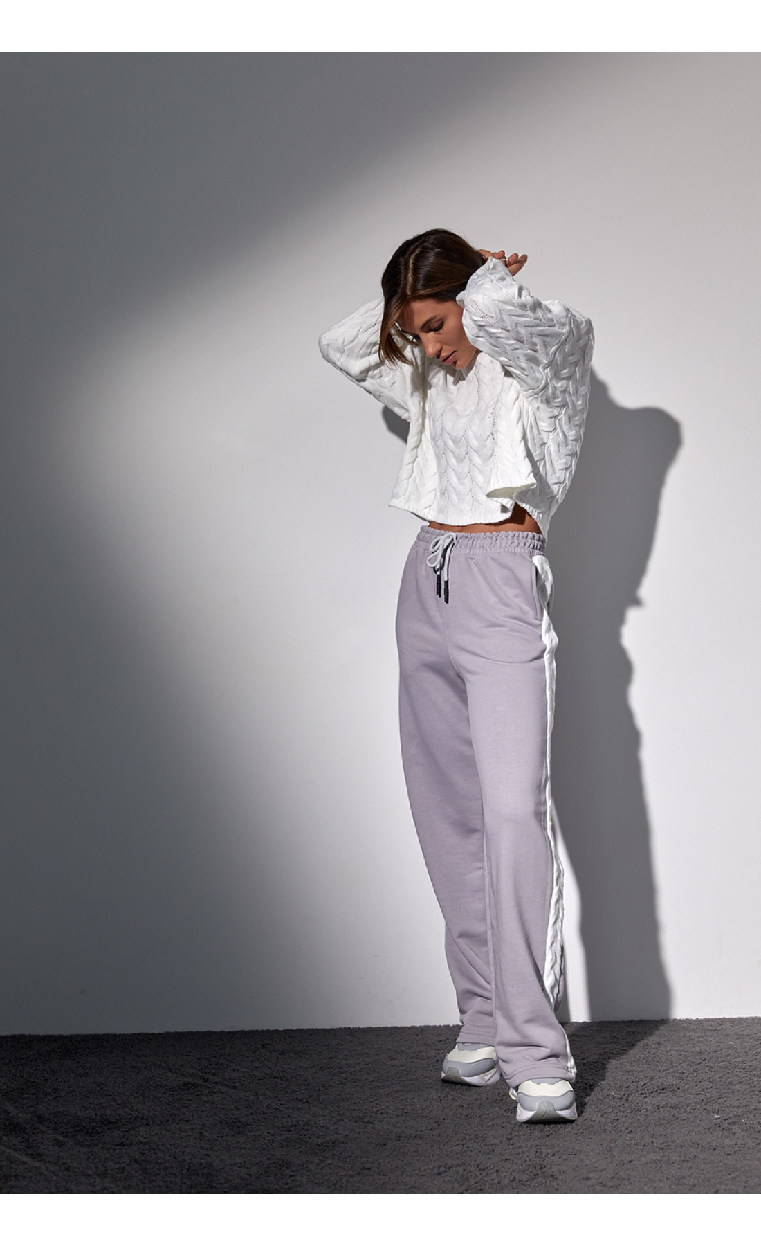 Костюмдвійка з в'язаною кофтою в косички та трикотажними штанами  світлосірий колір