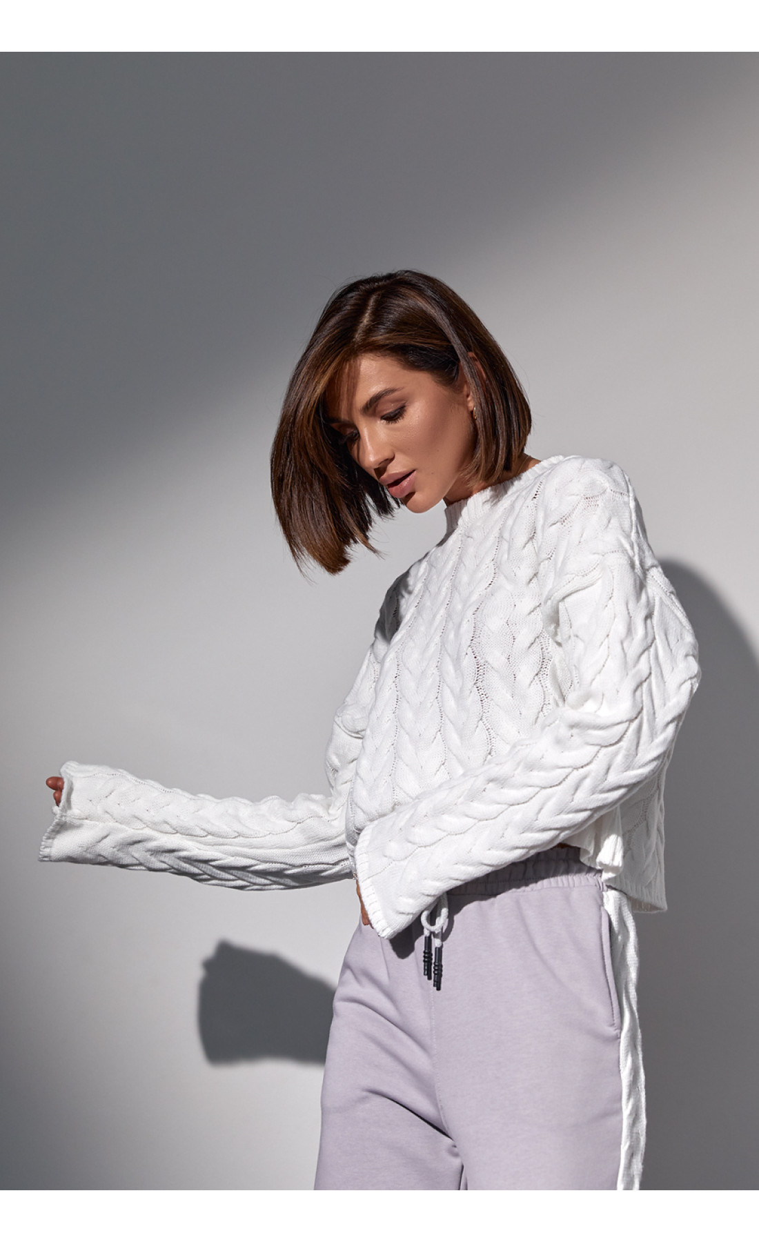 Костюмдвійка з в'язаною кофтою в косички та трикотажними штанами  світлосірий колір