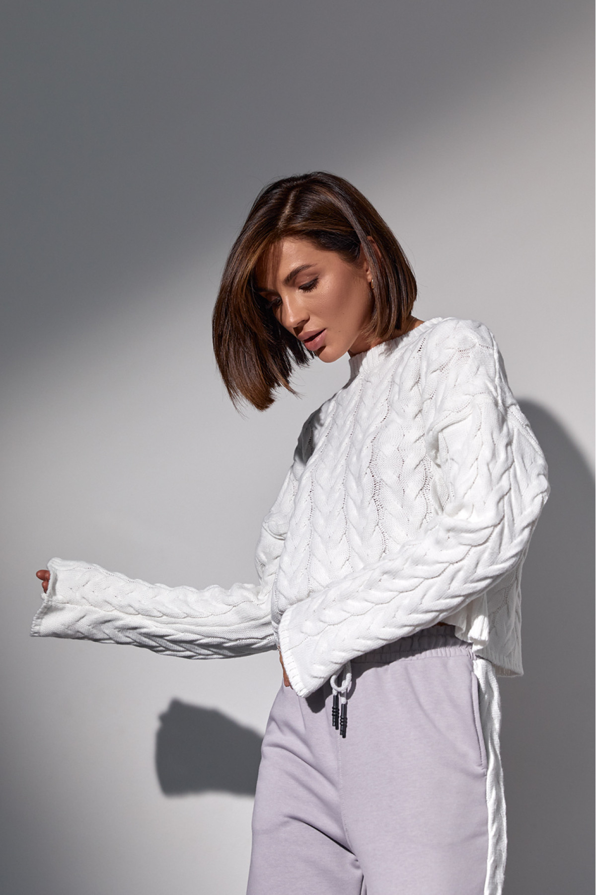 Костюмдвійка з в'язаною кофтою в косички та трикотажними штанами  світлосірий колір