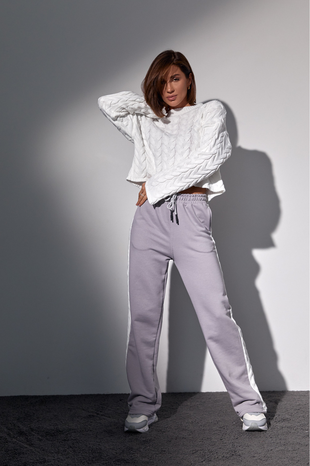 Костюмдвійка з в'язаною кофтою в косички та трикотажними штанами  світлосірий колір