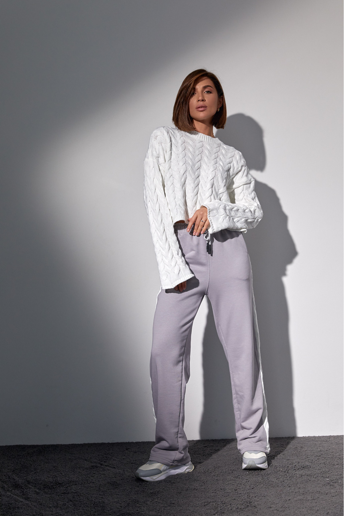 Костюмдвійка з в'язаною кофтою в косички та трикотажними штанами  світлосірий колір