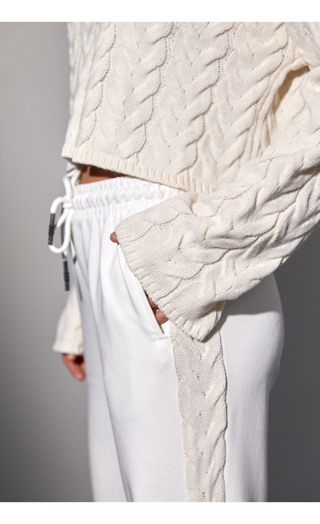 Костюмдвійка з в'язаною кофтою в косички та трикотажними штанами  молочний колір