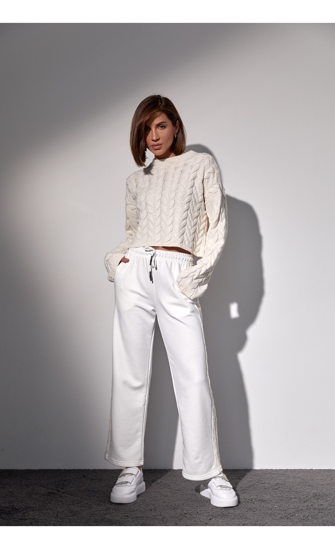 Костюмдвійка з в'язаною кофтою в косички та трикотажними штанами  молочний колір