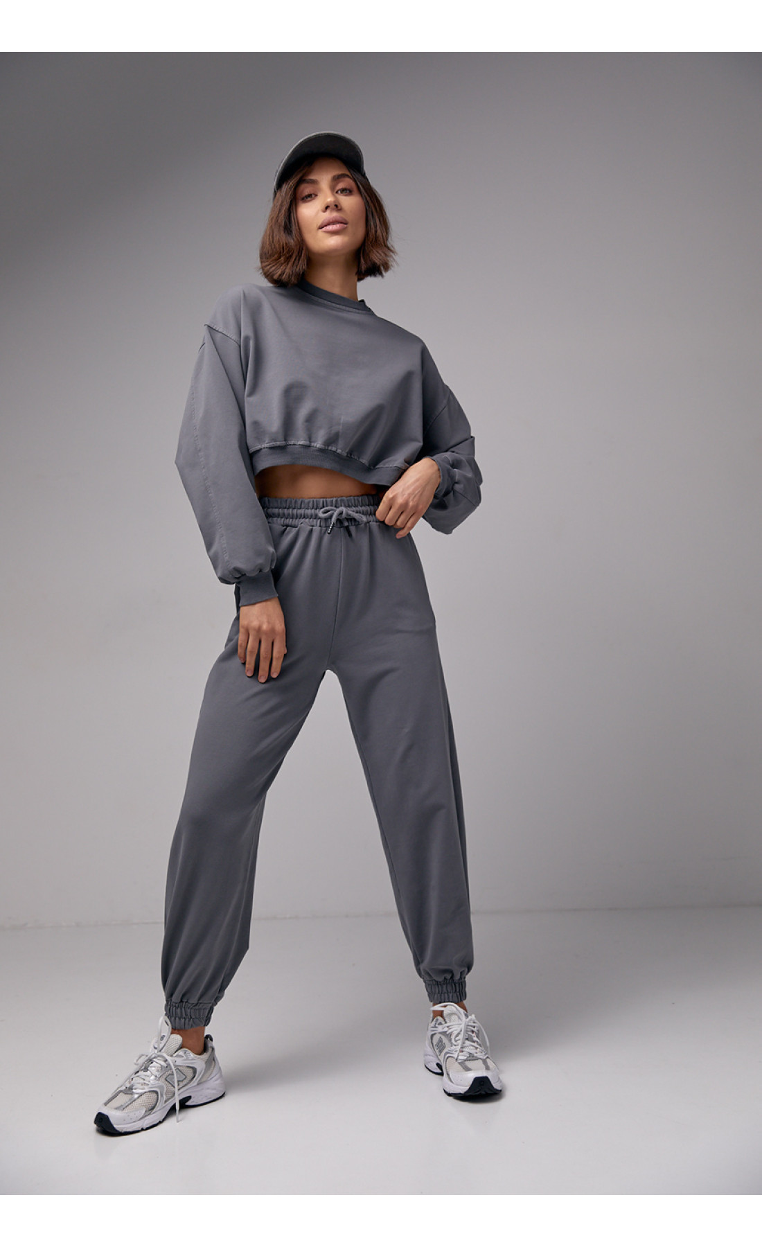 Жіночий спортивний костюм з укороченим світшотом та джогерами  темносірий колір