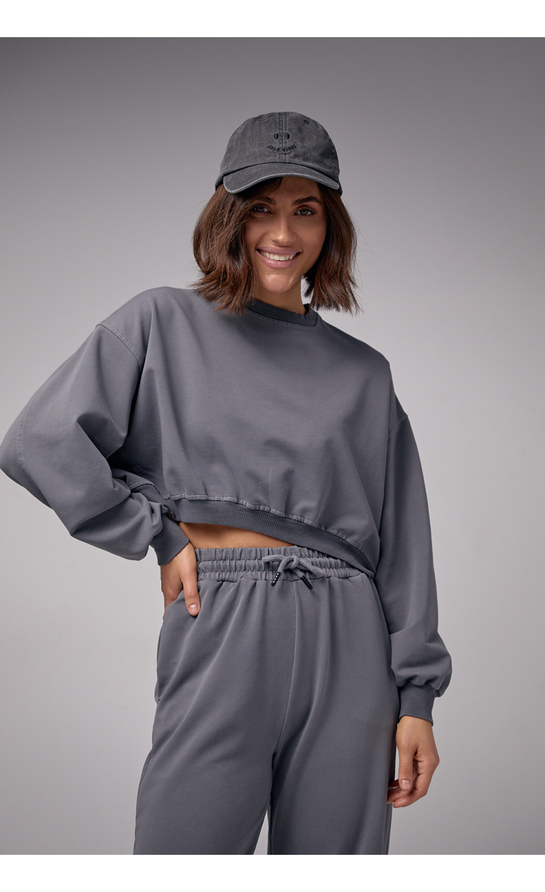 Жіночий спортивний костюм з укороченим світшотом та джогерами  темносірий колір