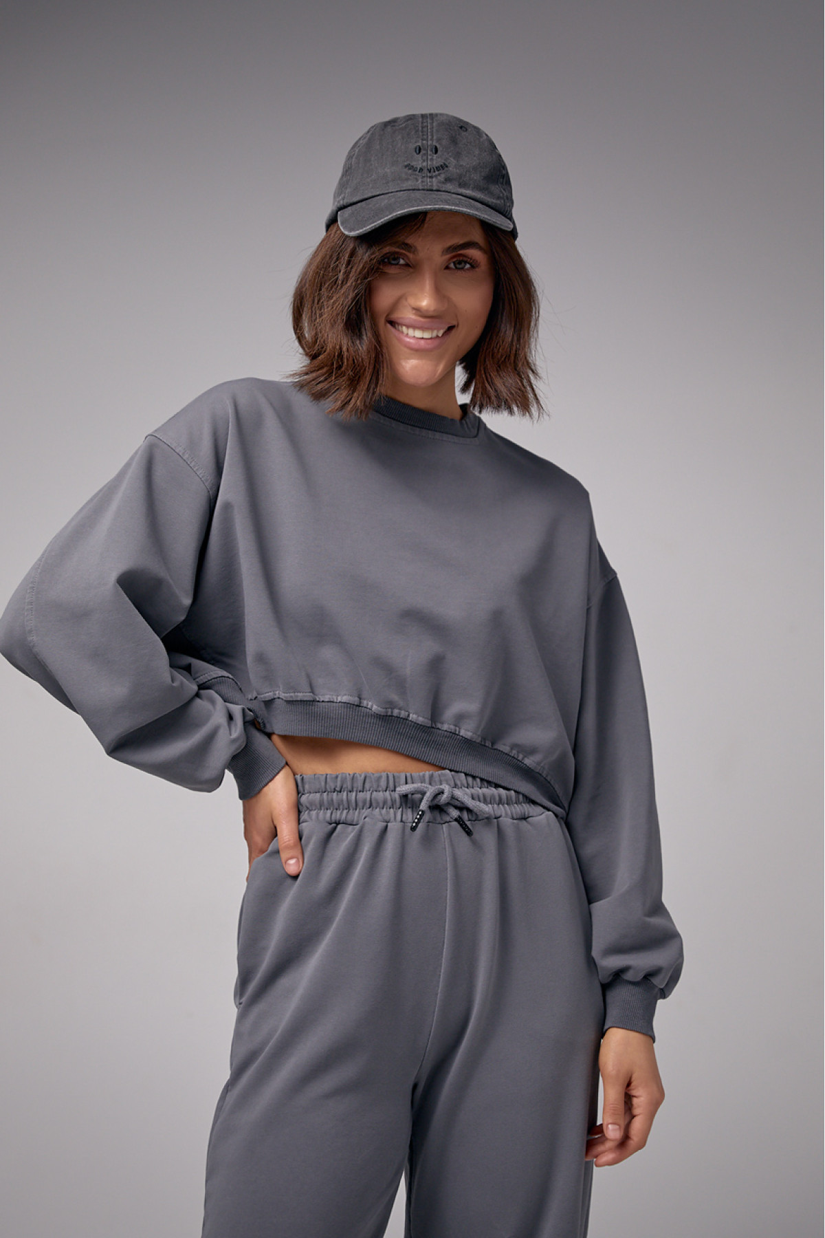Жіночий спортивний костюм з укороченим світшотом та джогерами  темносірий колір