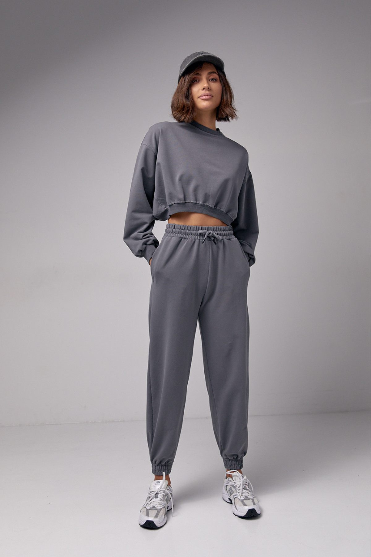 Жіночий спортивний костюм з укороченим світшотом та джогерами  темносірий колір